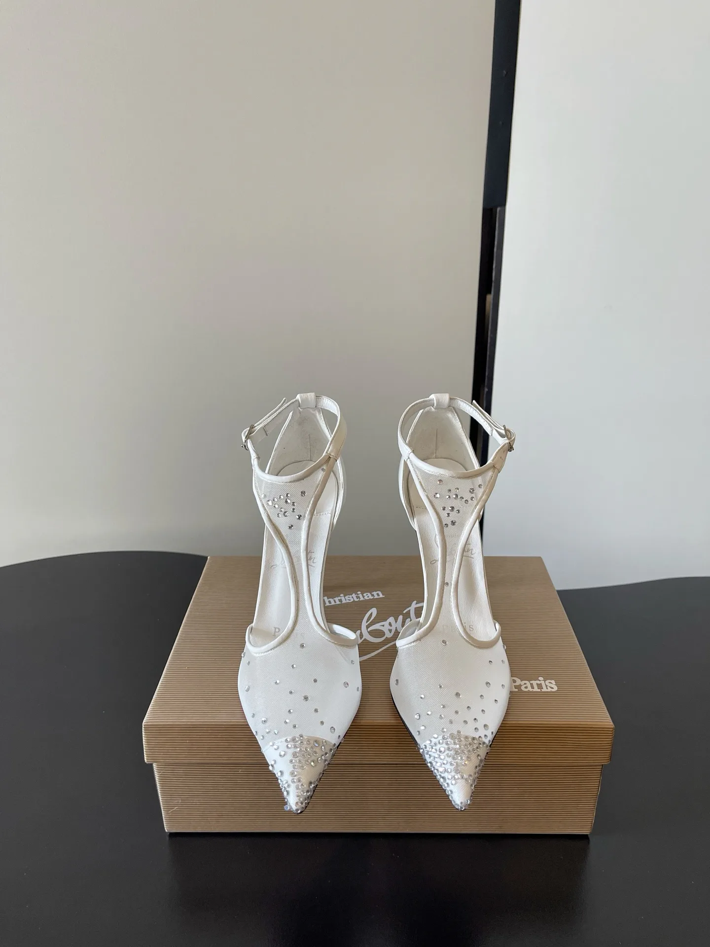 Босоножки Женские Christian Louboutin 18687150