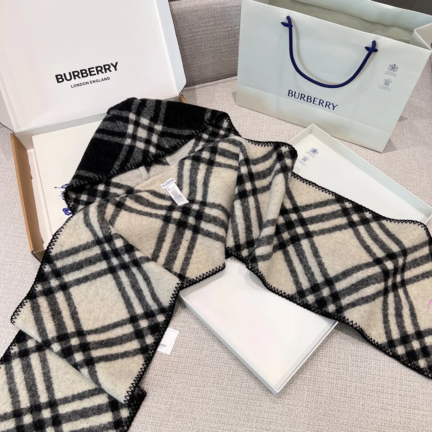 Шарфы Burberry 17945333