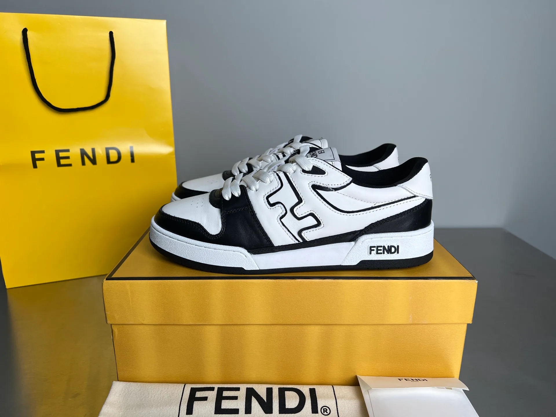 Кроссовки Женские Fendi 32727