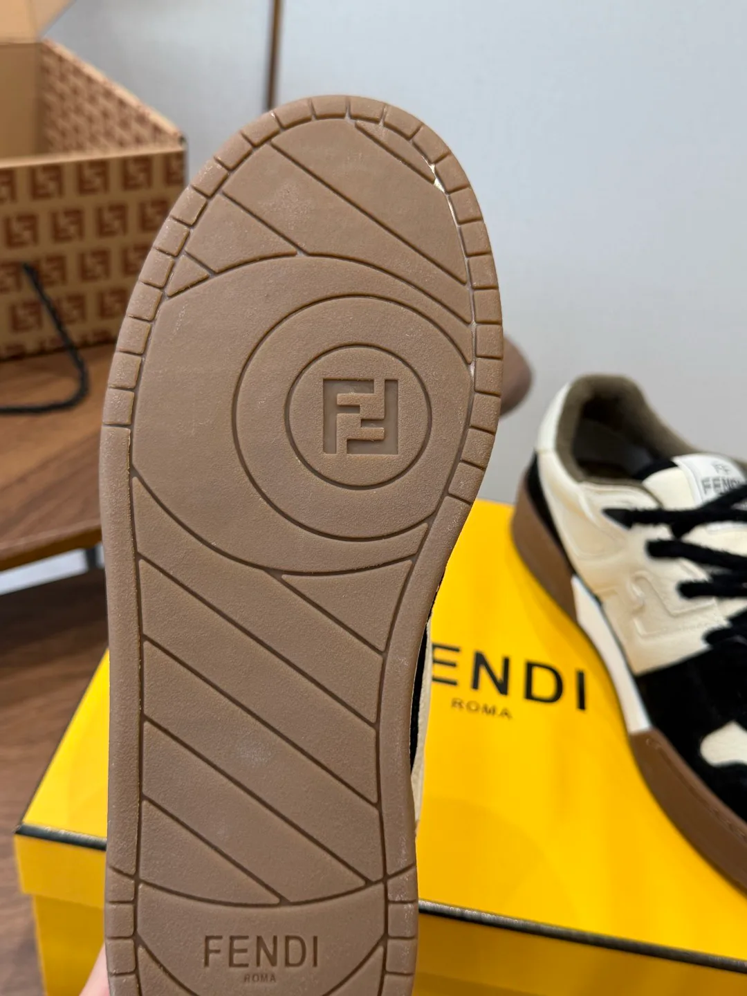 Кроссовки Женские Fendi 17908426