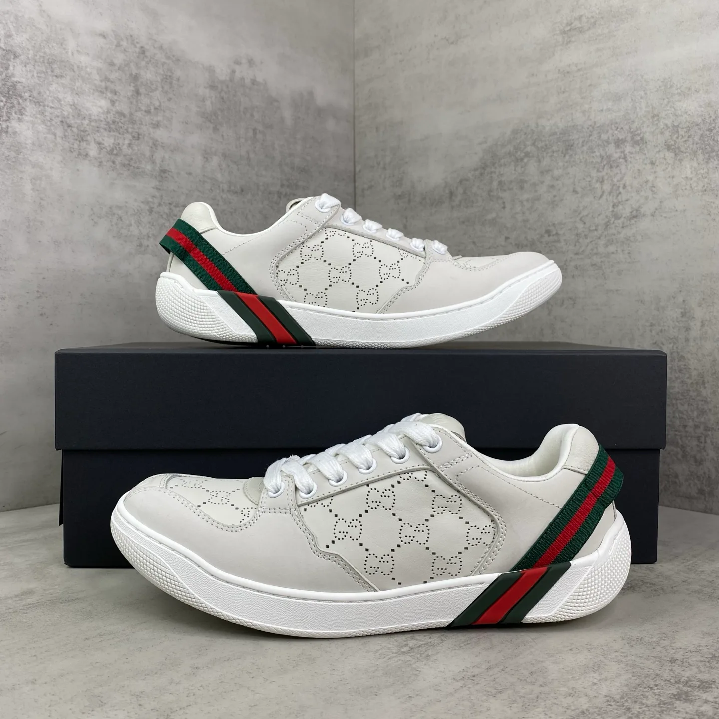Кроссовки Женские Gucci 18437399