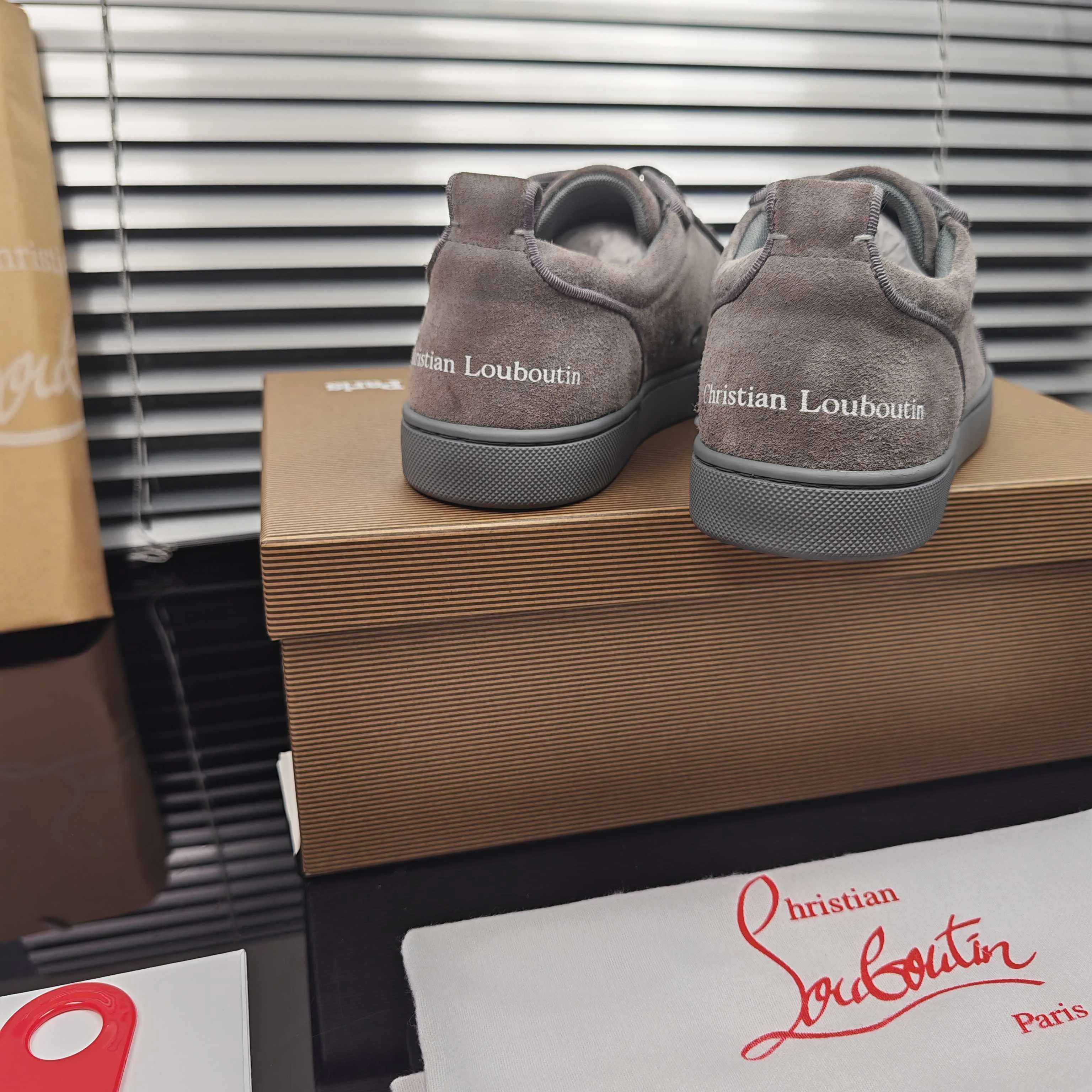 Кроссовки Женские Christian Louboutin 18039696