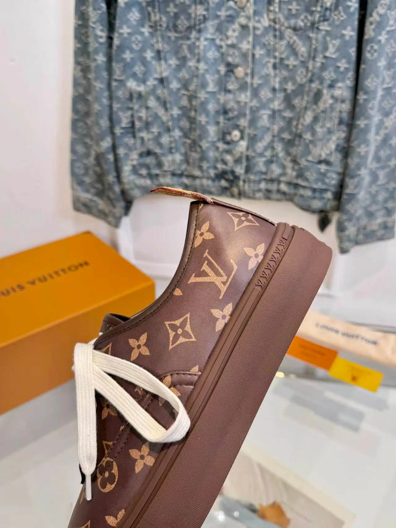 Кроссовки Женские Louis Vuitton 19526550