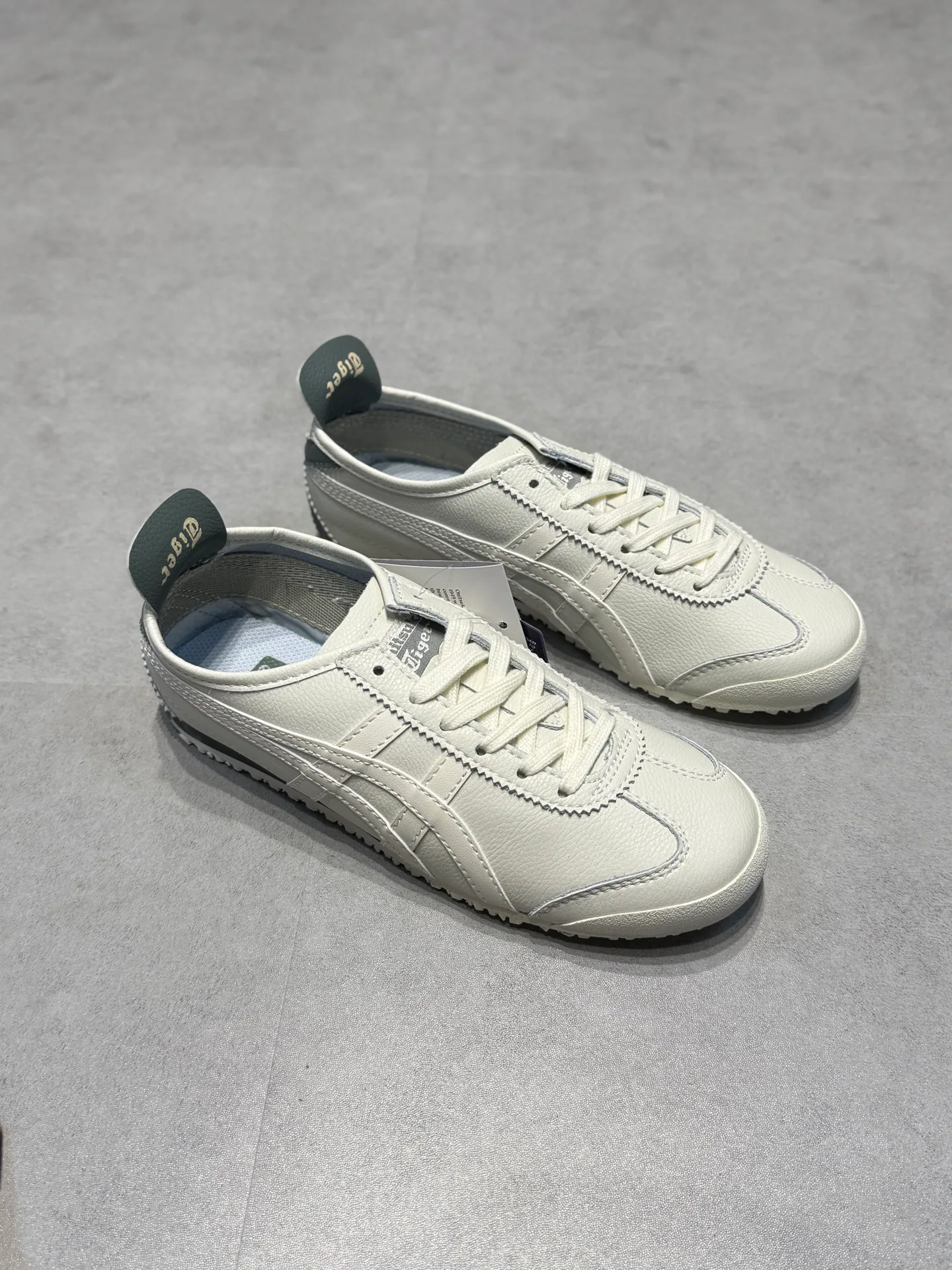Кроссовки Женские Asics 18192627