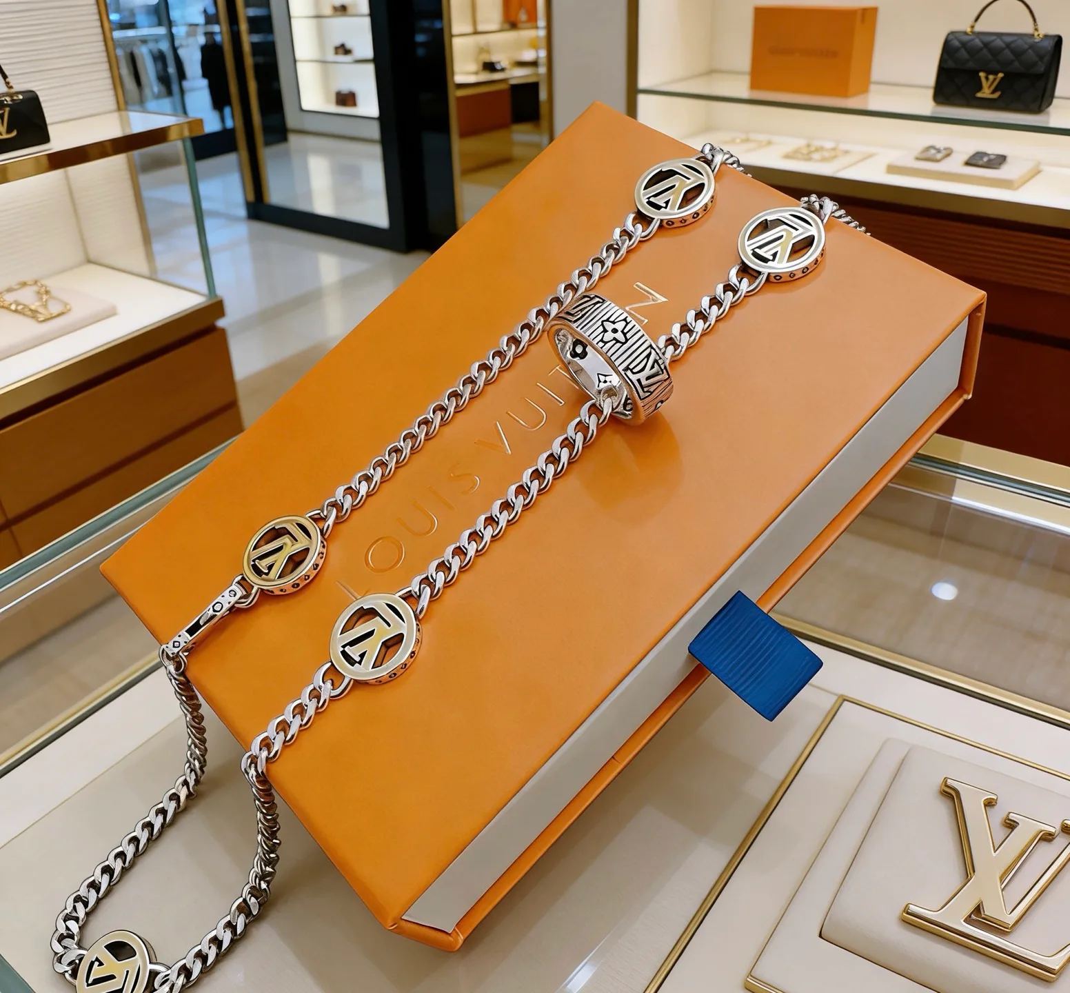 Бижутерия Louis Vuitton 11577796
