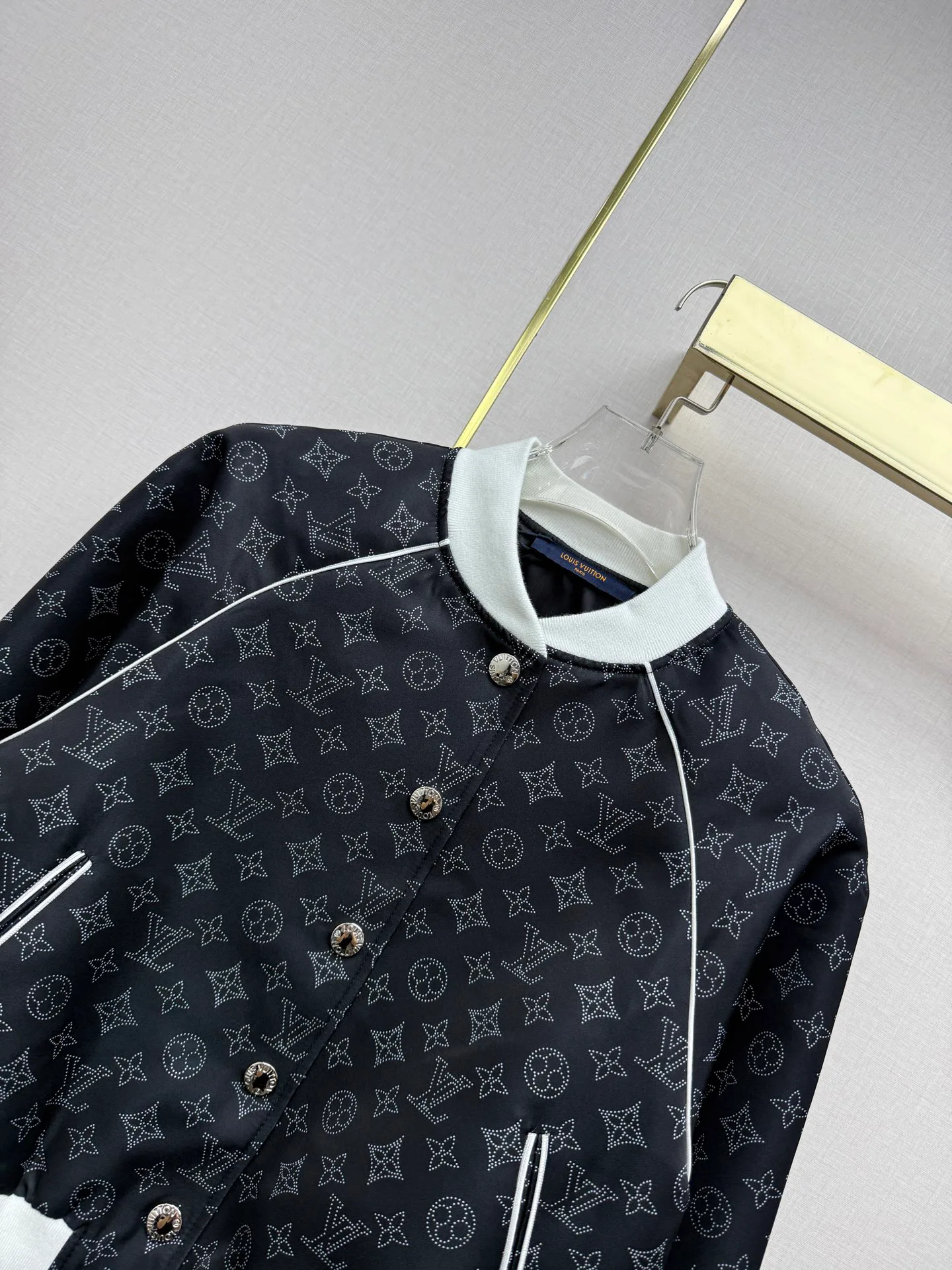 Куртки И Пуховики Женские Louis Vuitton 18348136