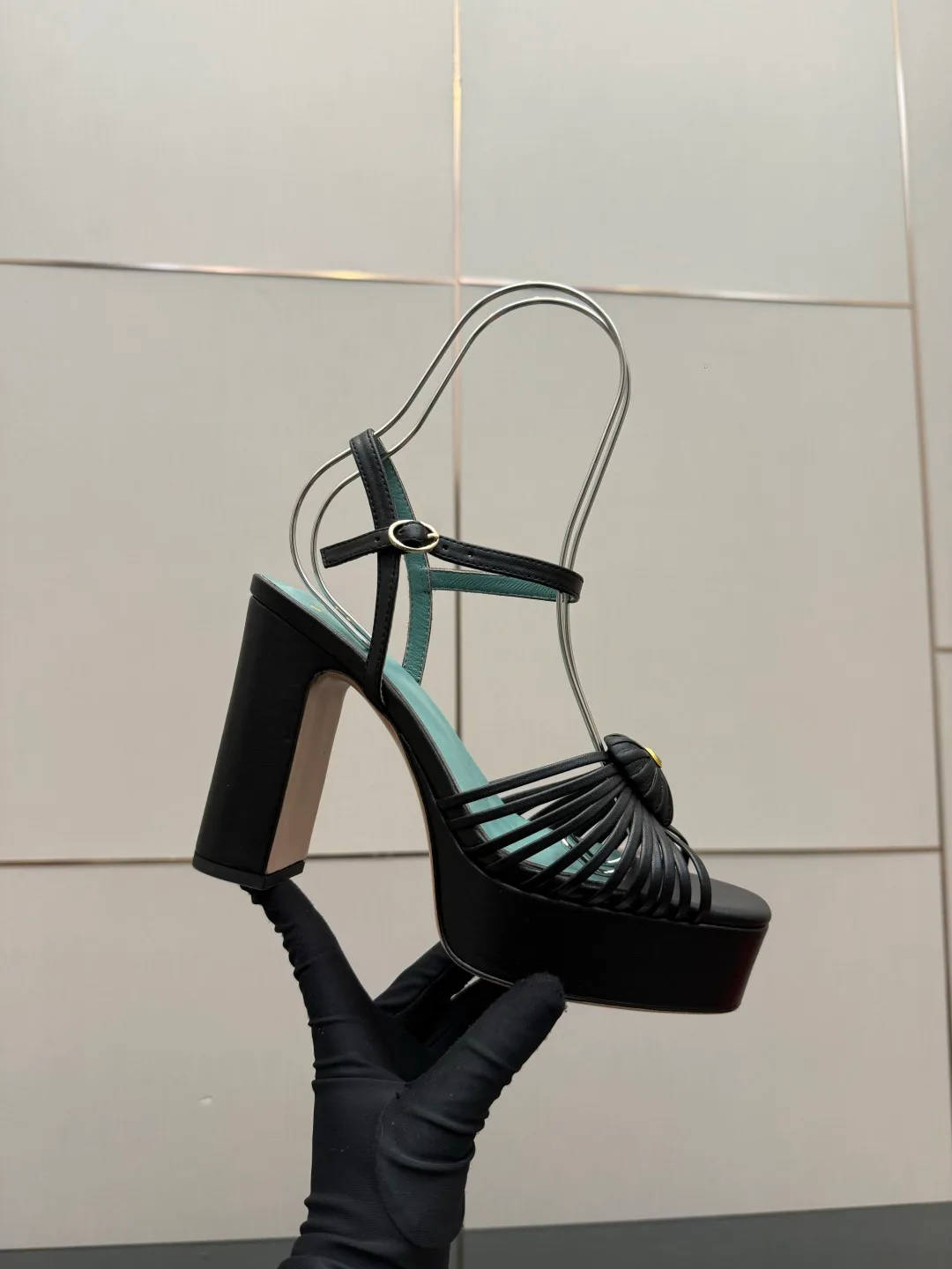 Босоножки Женские Valentino 5052050