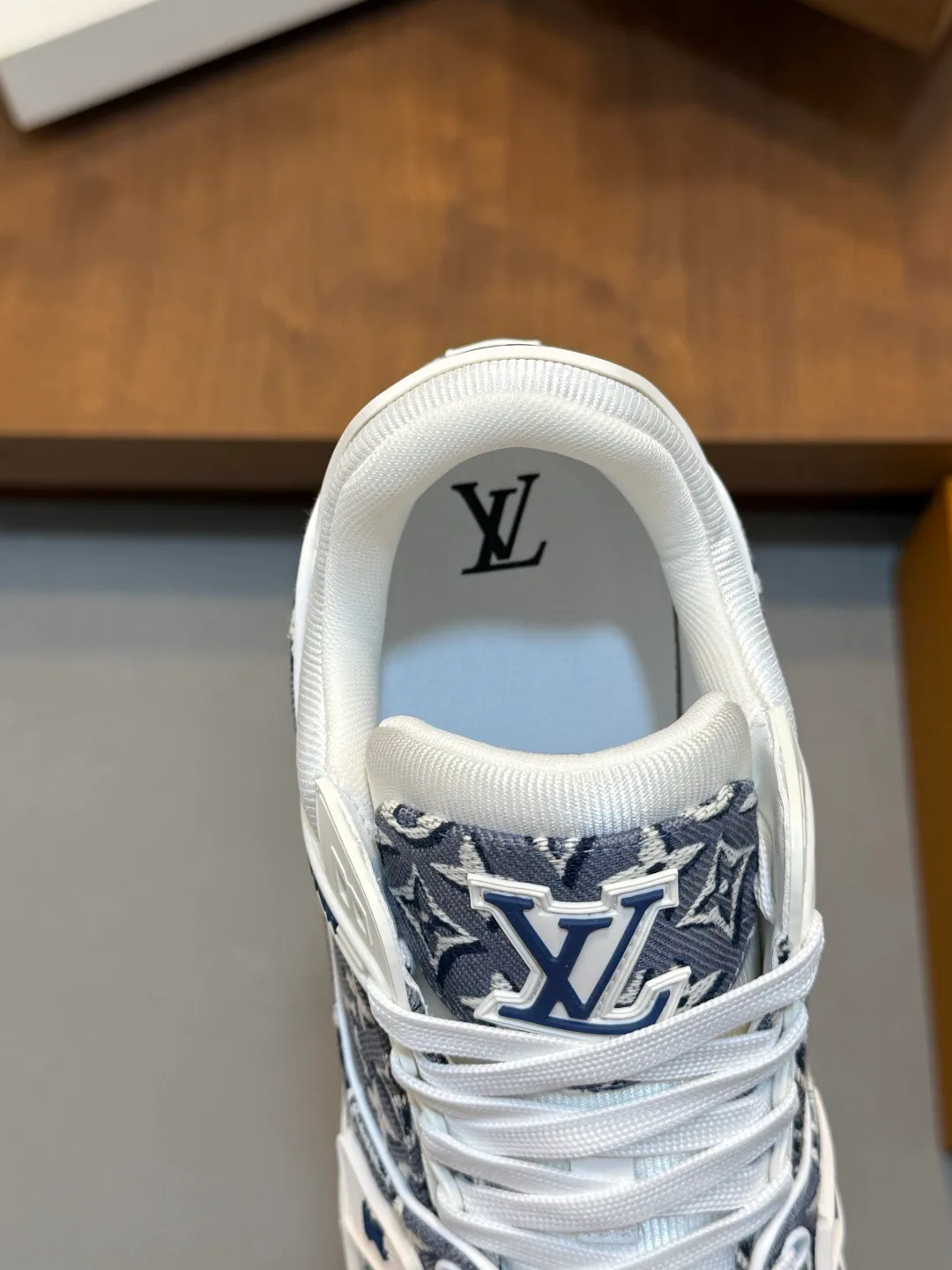 Кроссовки Женские Louis Vuitton 17447608