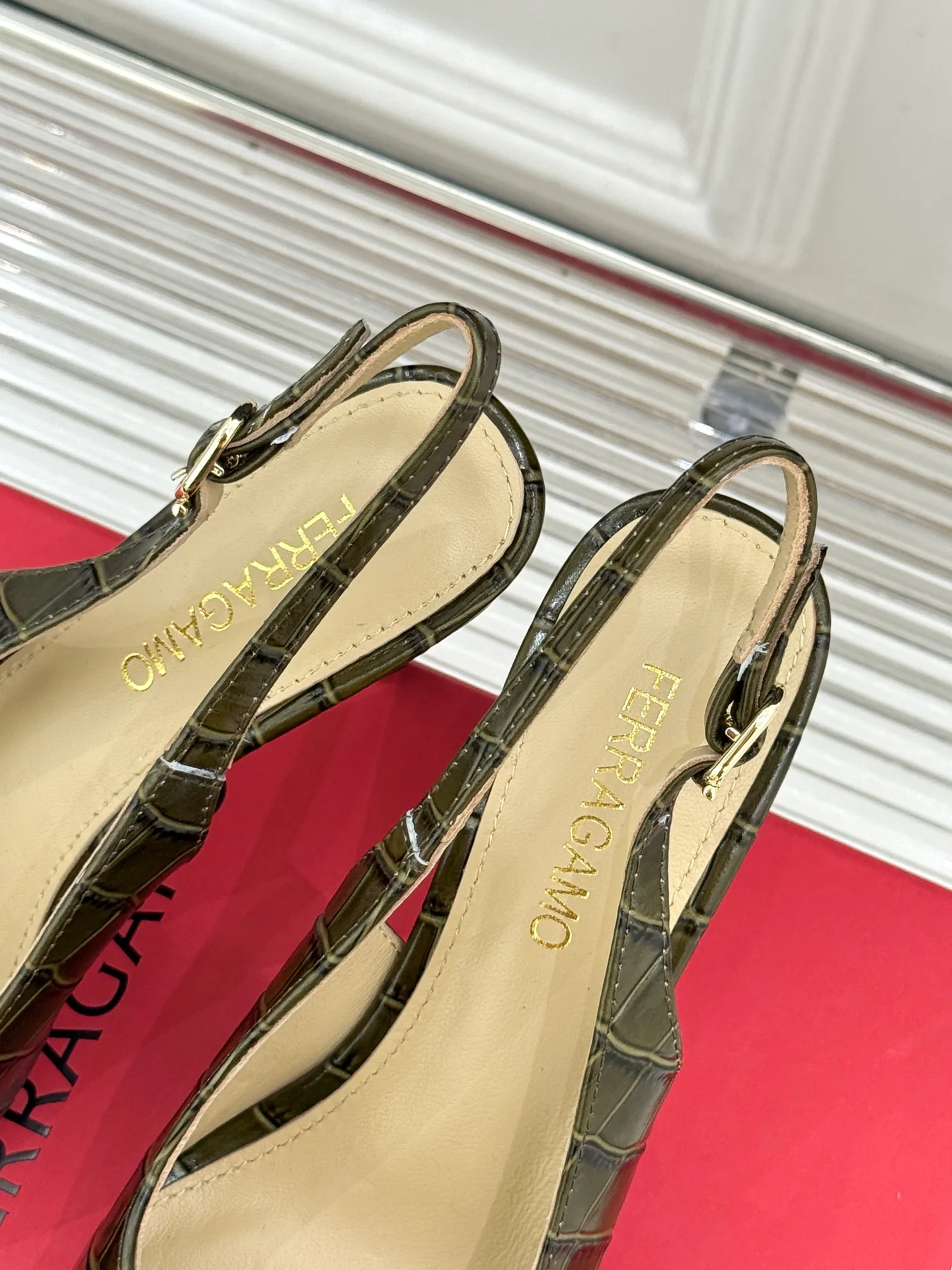 Босоножки Женские Salvatore Ferragamo 11312304