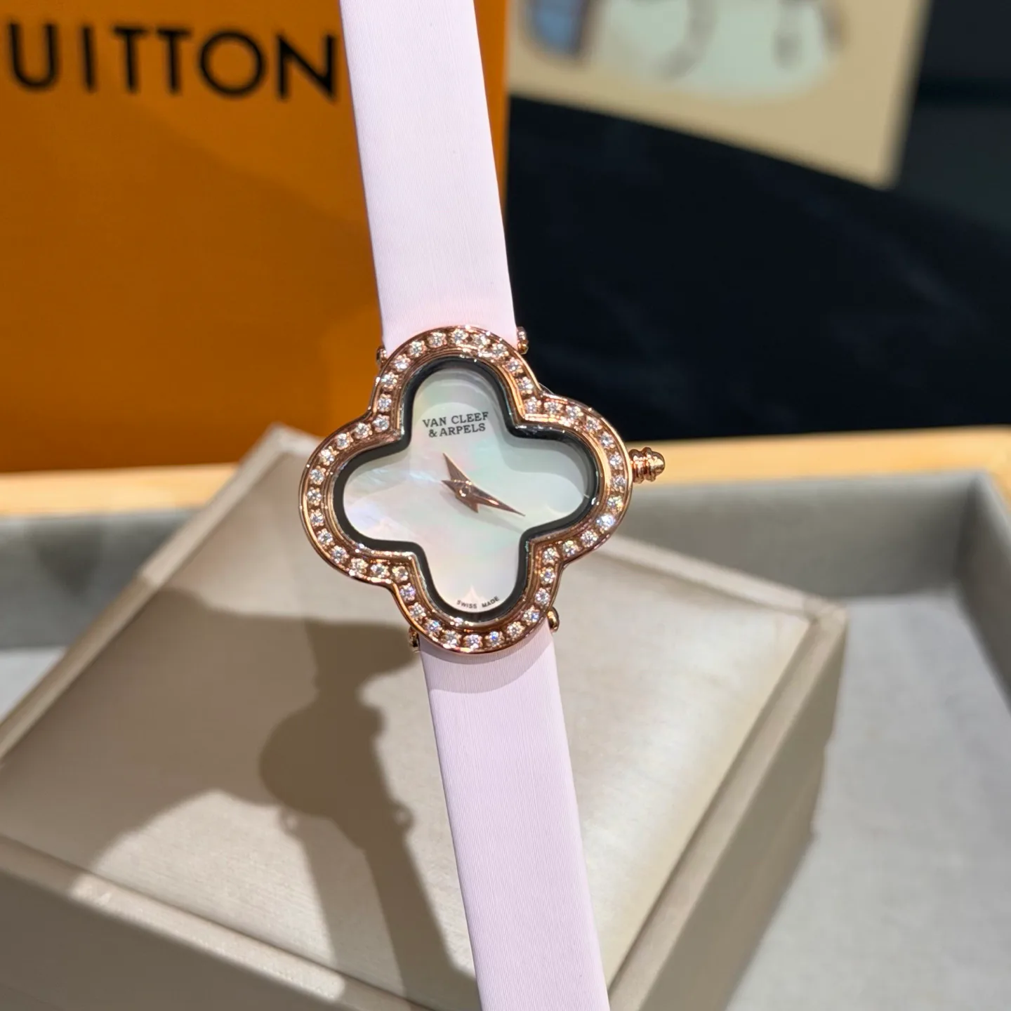 Часы Женские Van Cleef & Arpels 18362058