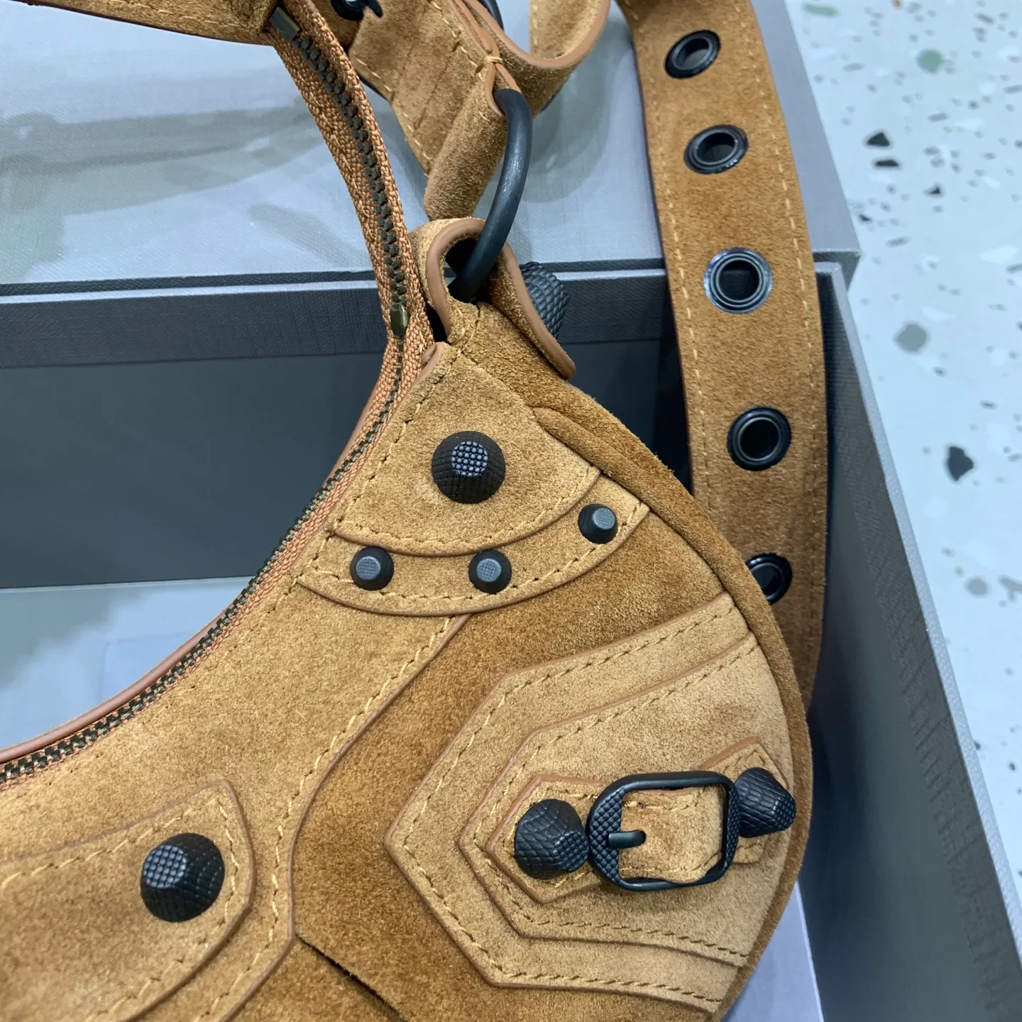 Сумки На Ремне Женские Balenciaga 12600653