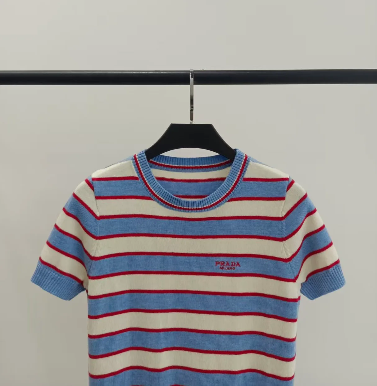 Футболки Женские Prada 13456132