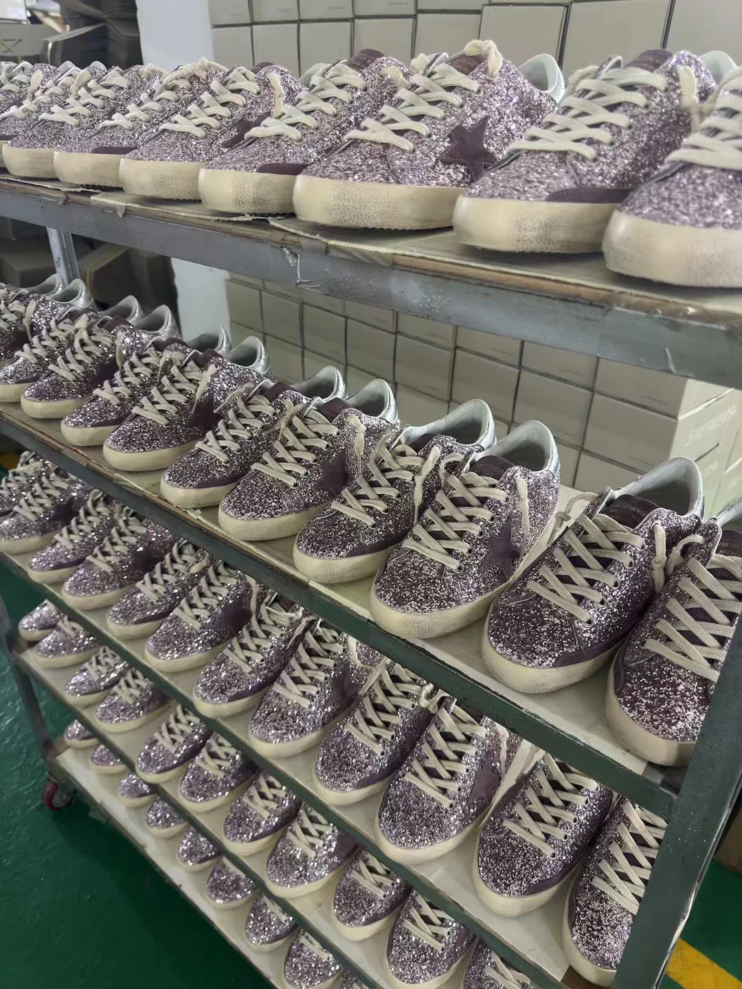 Кроссовки Женские Golden Goose 18265592