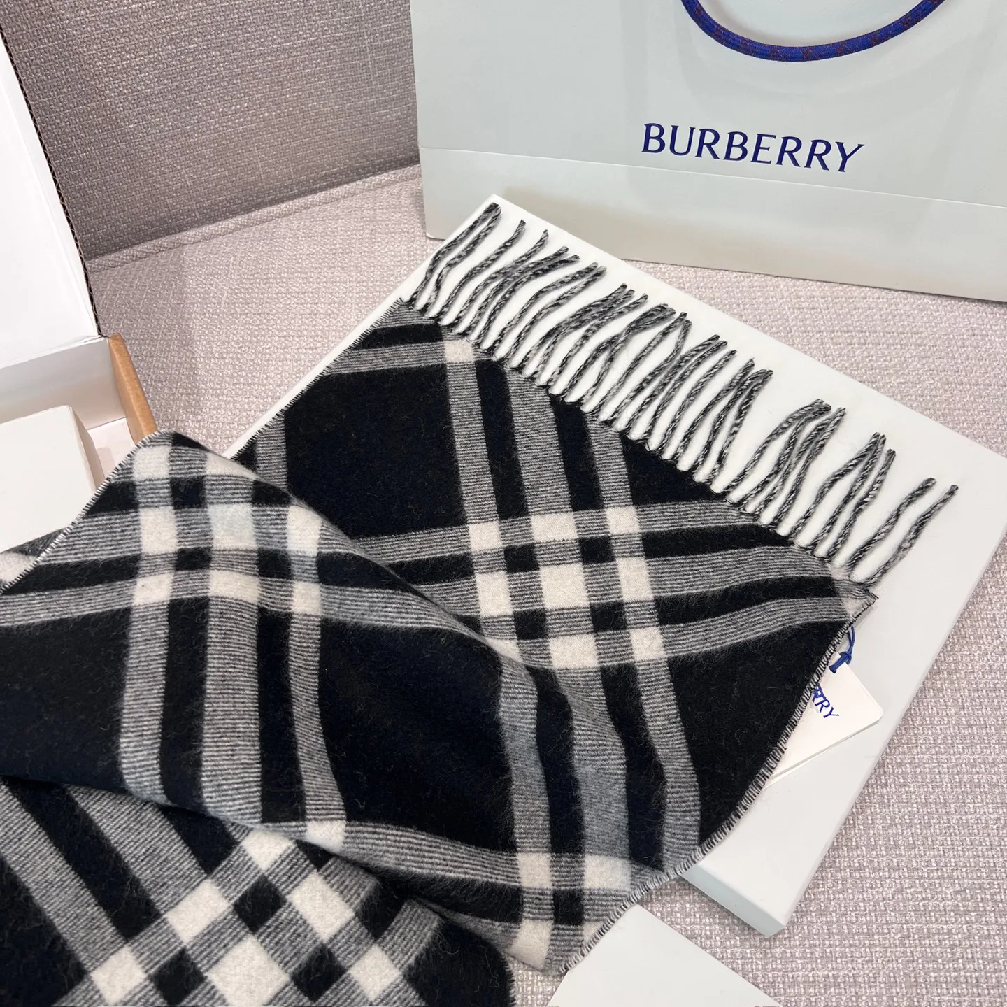 Шарфы Burberry 17945515