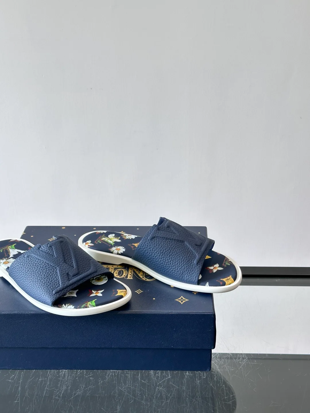 Шлепанцы Женские Louis Vuitton 17162802