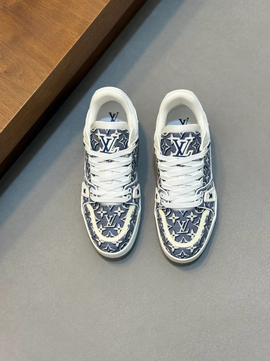 Кроссовки Женские Louis Vuitton 17447608