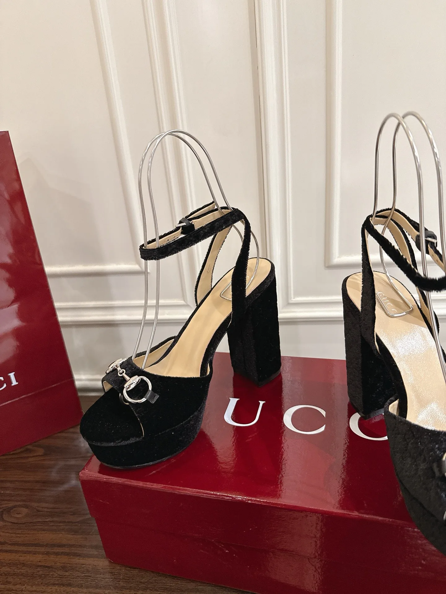 Босоножки Женские Gucci 19410066