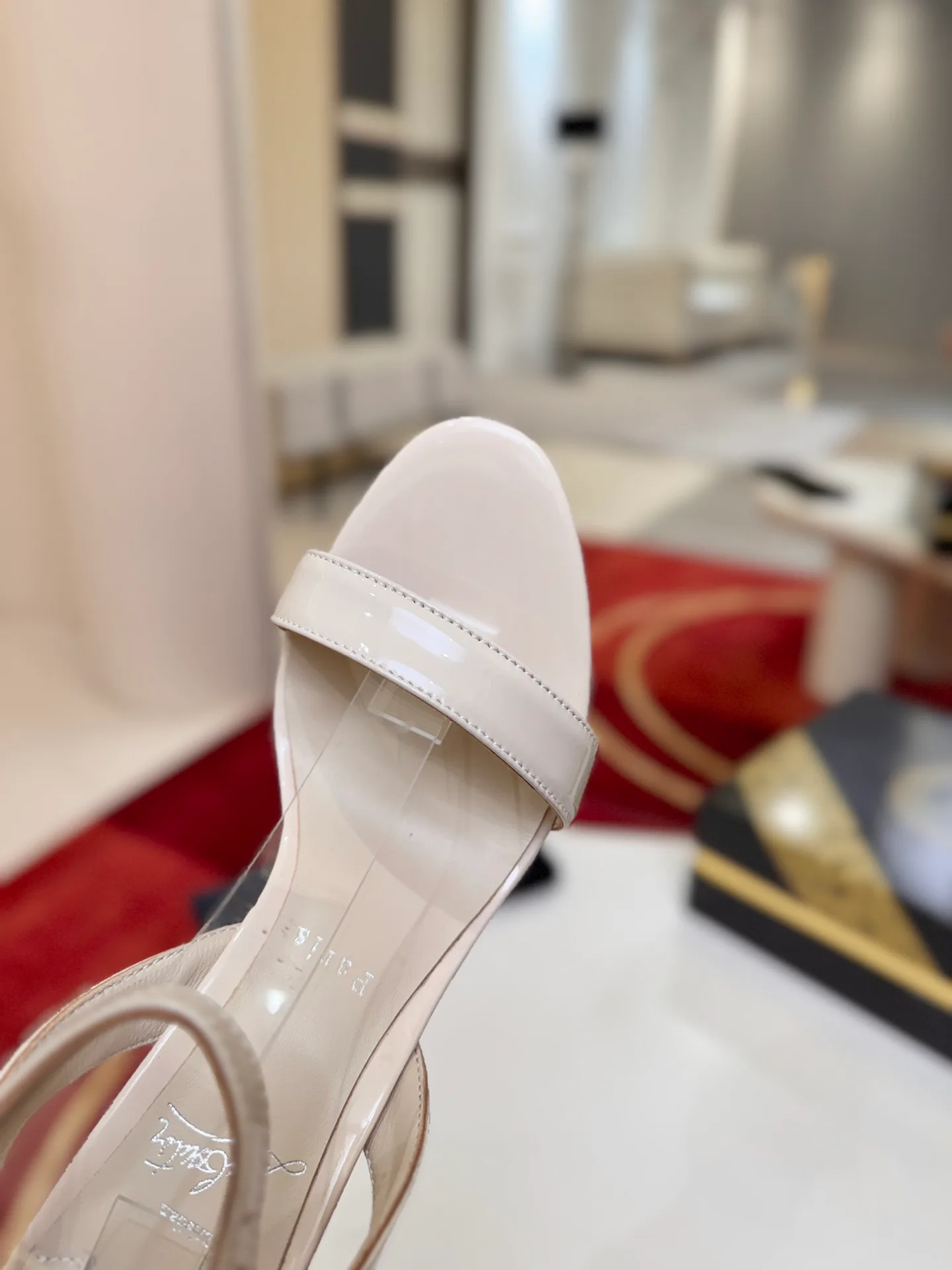 Босоножки Женские Christian Louboutin 18500925