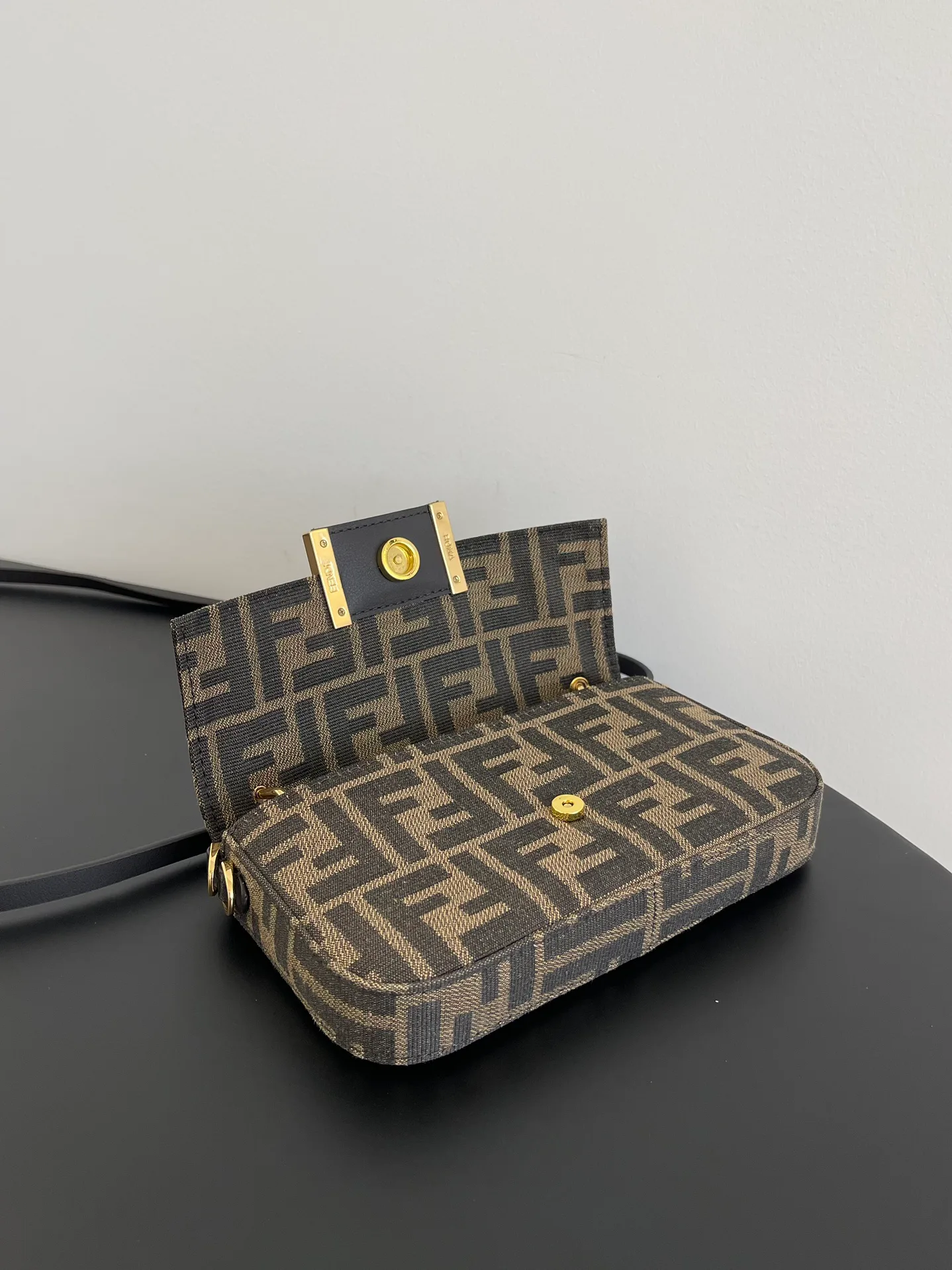Сумки На Ремне Женские Fendi 13234527