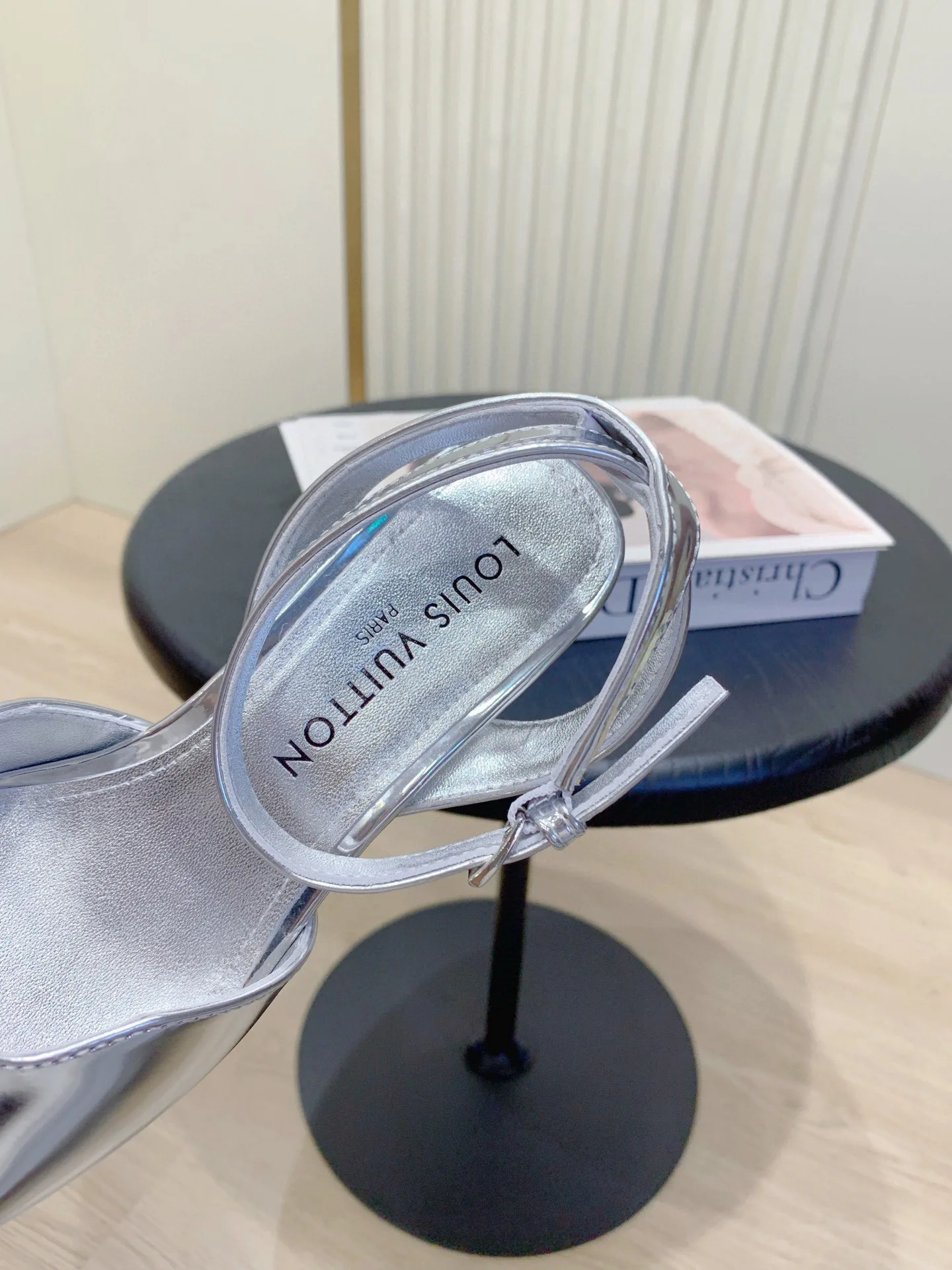 Босоножки Женские Louis Vuitton 18365602