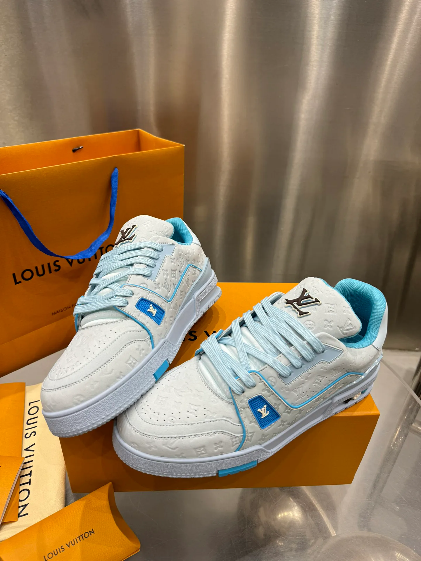 Кроссовки Женские Louis Vuitton 19073373