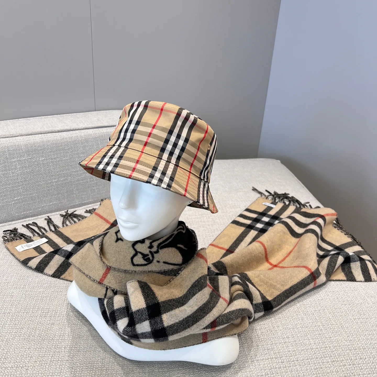 Шарфы Burberry 17945487
