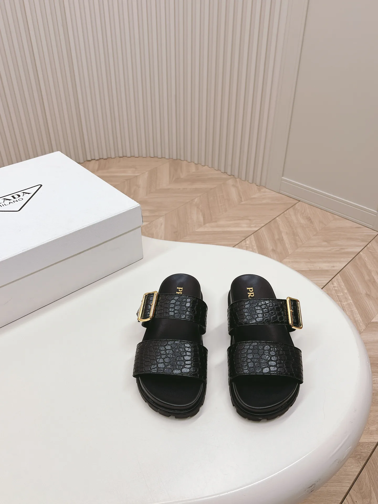 Шлепанцы Женские Prada 17499576