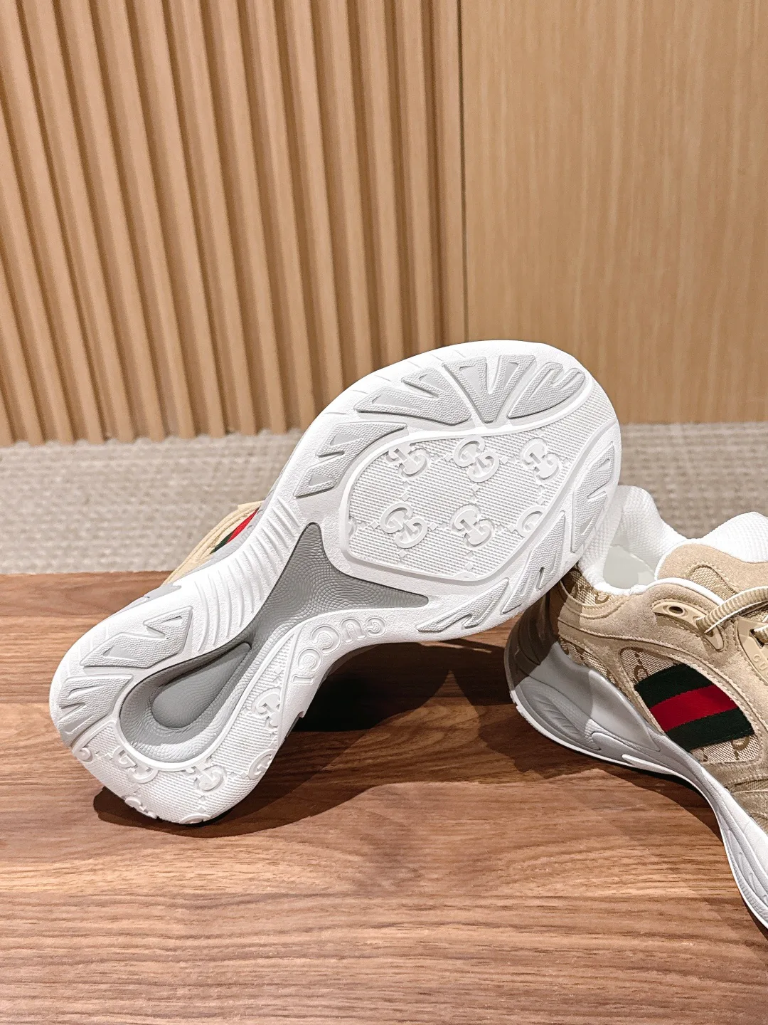 Кроссовки Женские Gucci 18889233
