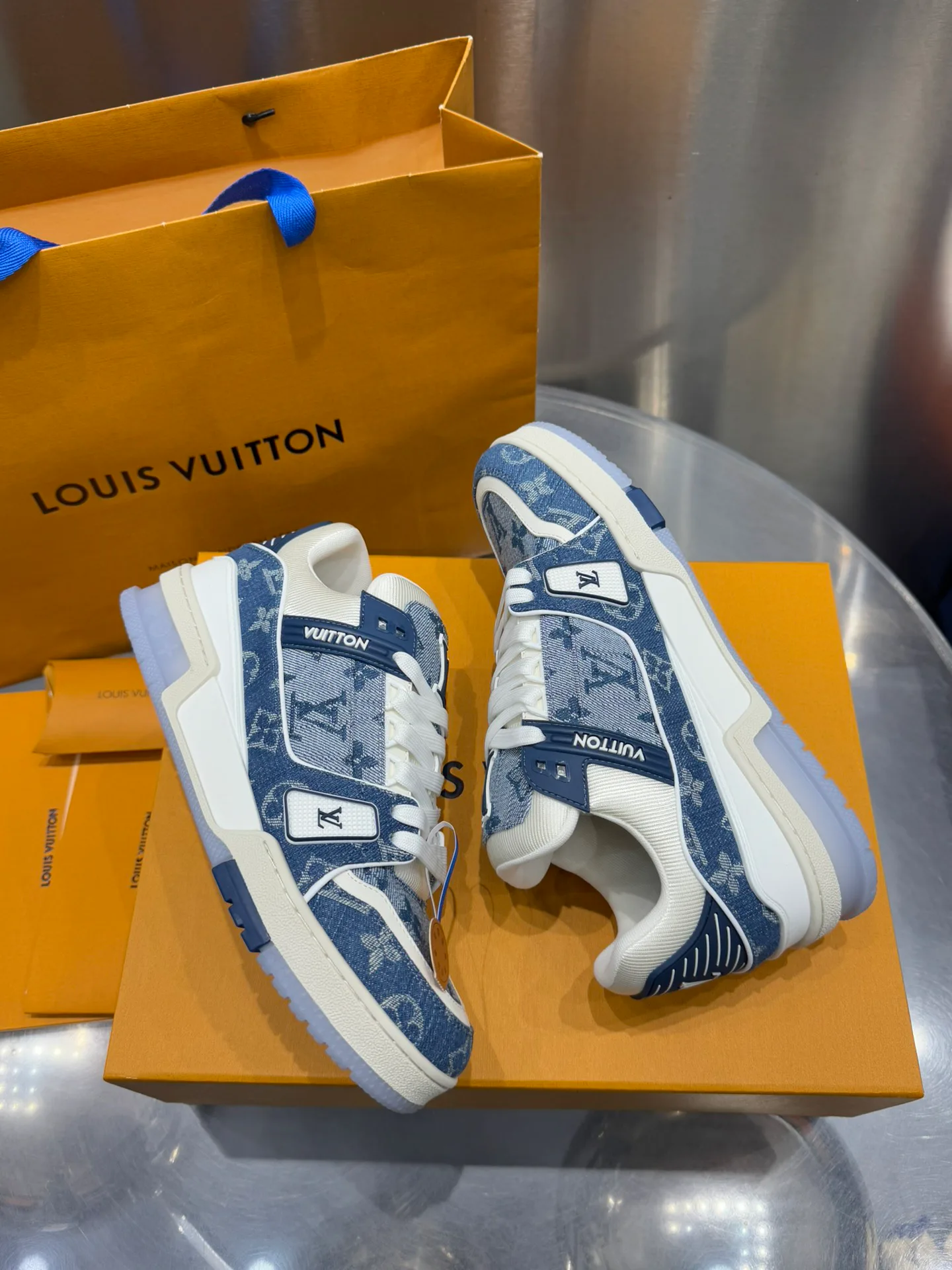 Кроссовки Женские Louis Vuitton 19073355