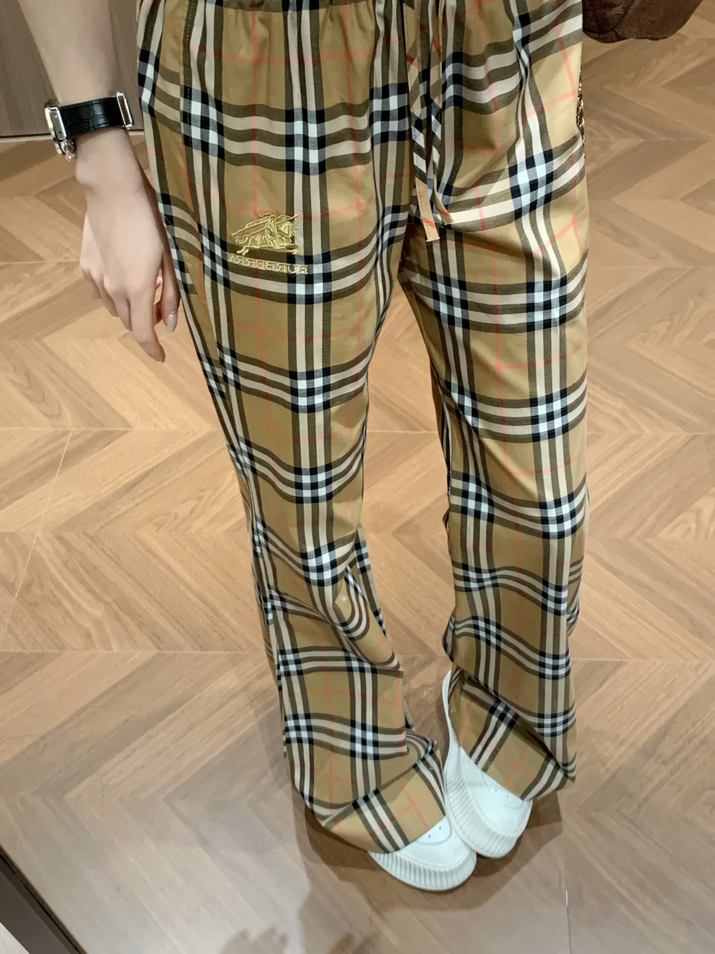 Брюки Женские Burberry 11249903