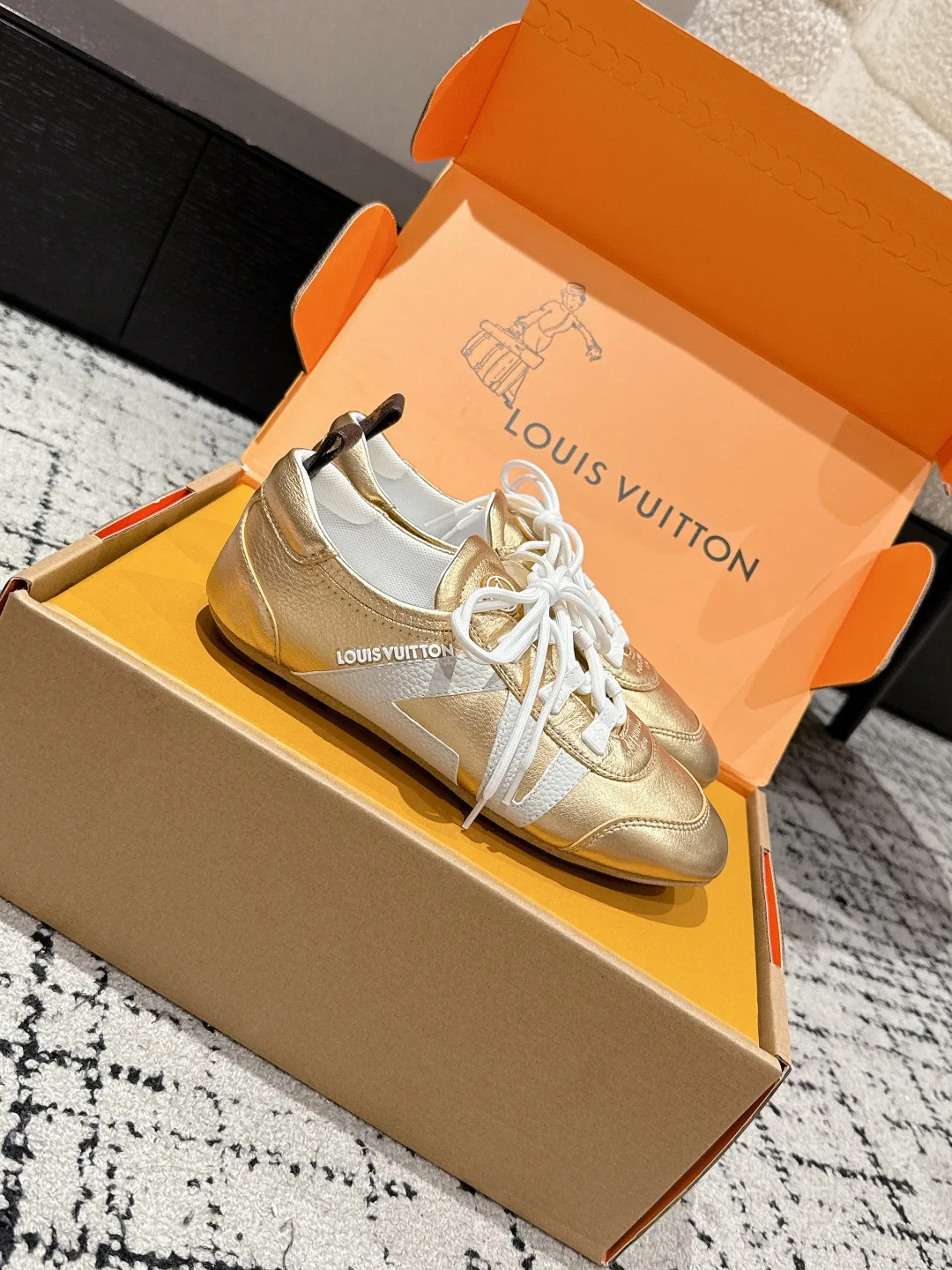 Кроссовки Женские Louis Vuitton 18409705