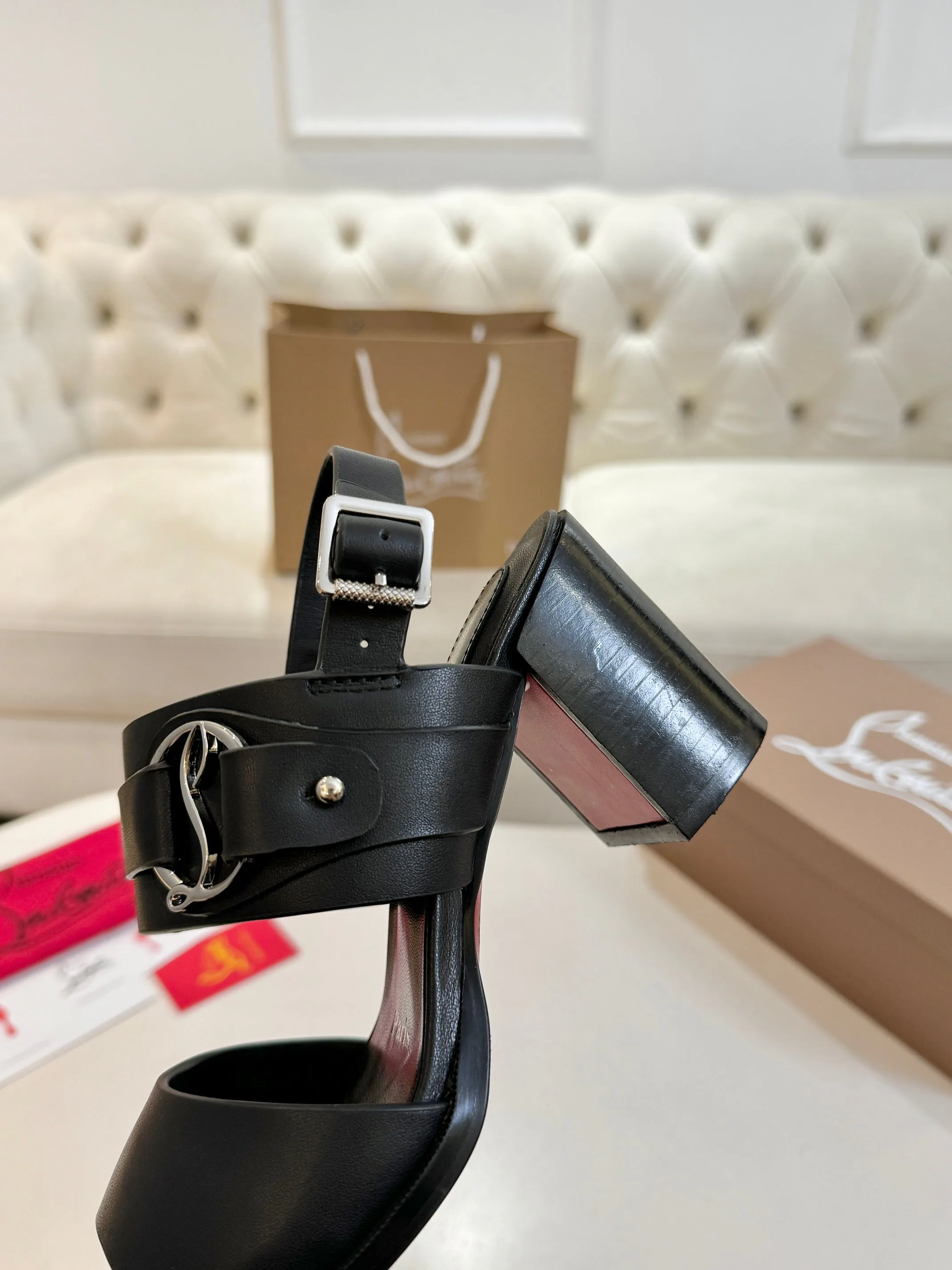 Босоножки Женские Christian Louboutin 17038135