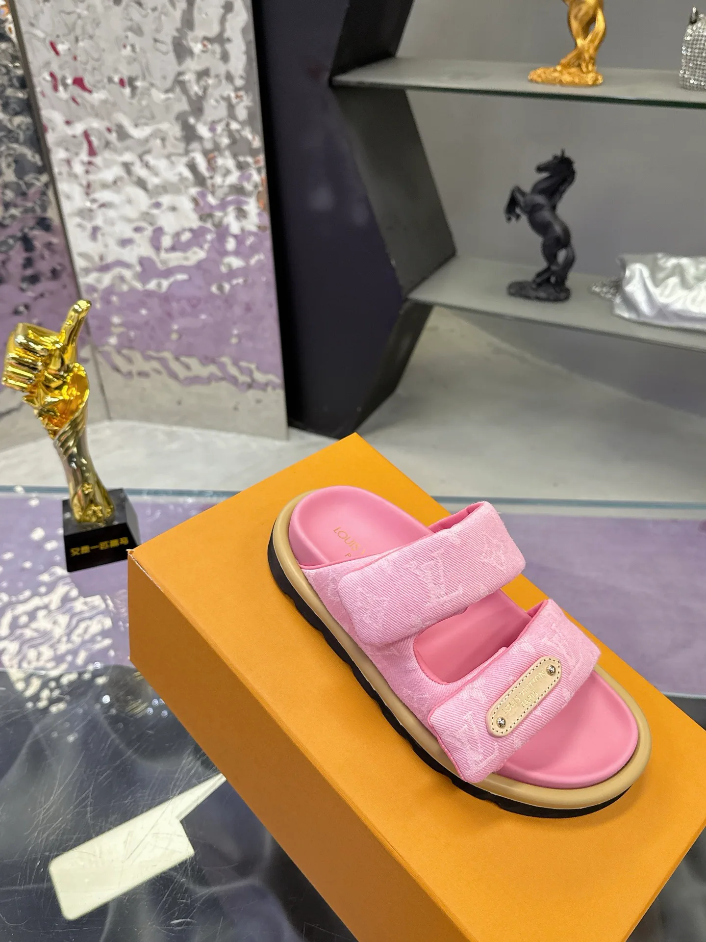 Шлепанцы Женские Louis Vuitton 17530465