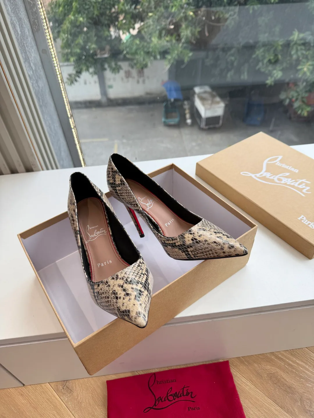 Туфли Женские Christian Louboutin 19673678