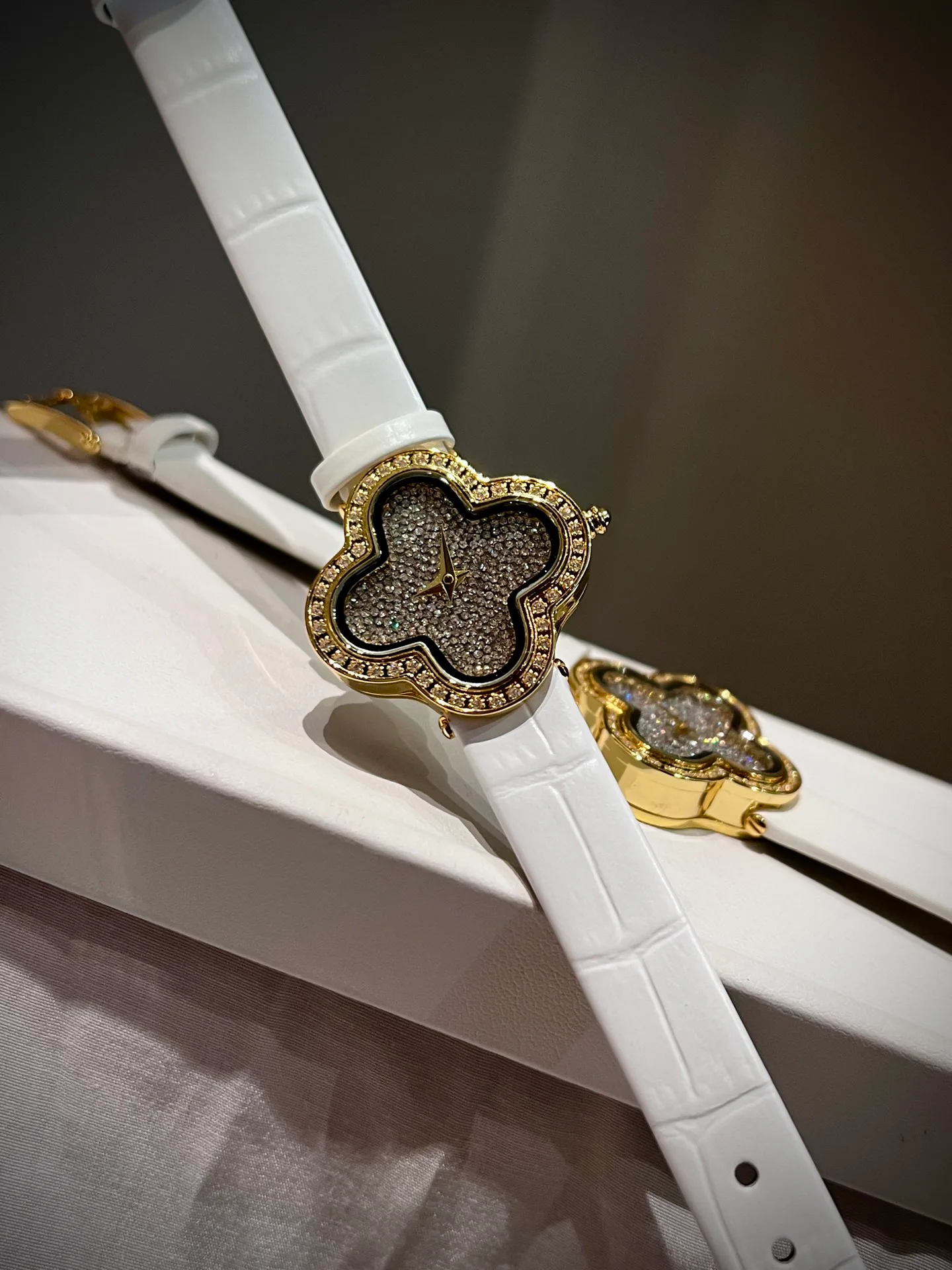Часы Женские Van Cleef & Arpels 17800705