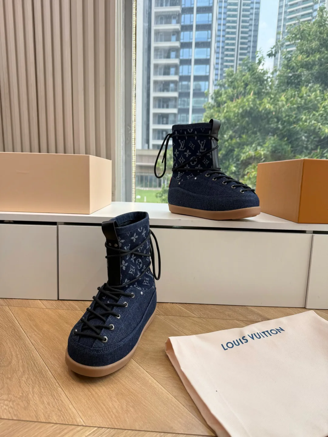 Кроссовки Женские Louis Vuitton 18727410