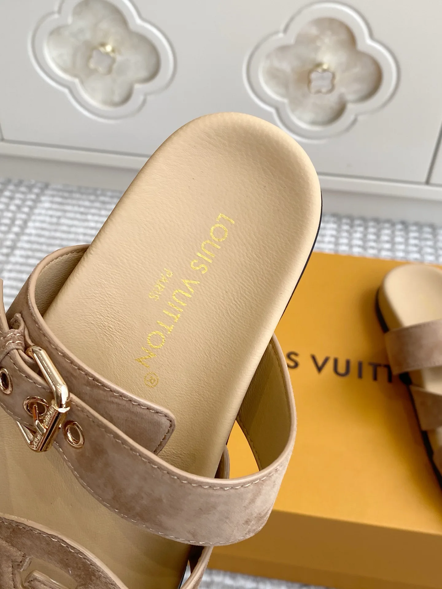Шлепанцы Женские Louis Vuitton 17572154