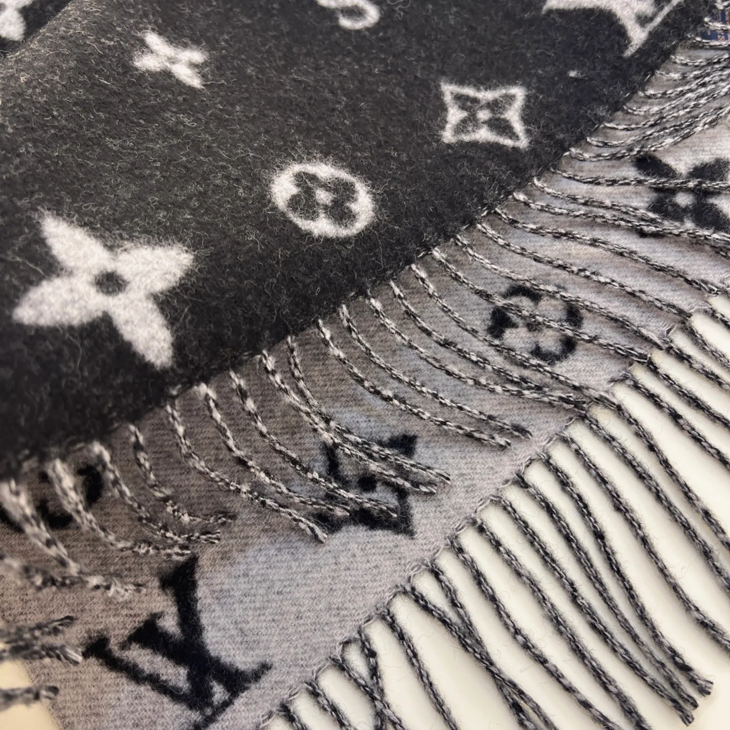 Шарфы Louis Vuitton 640009