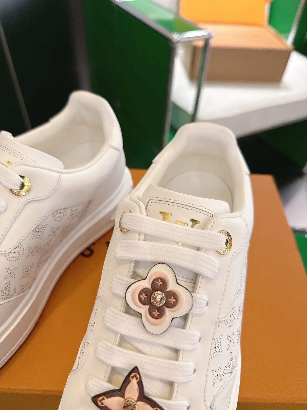 Кроссовки Женские Louis Vuitton 18677718