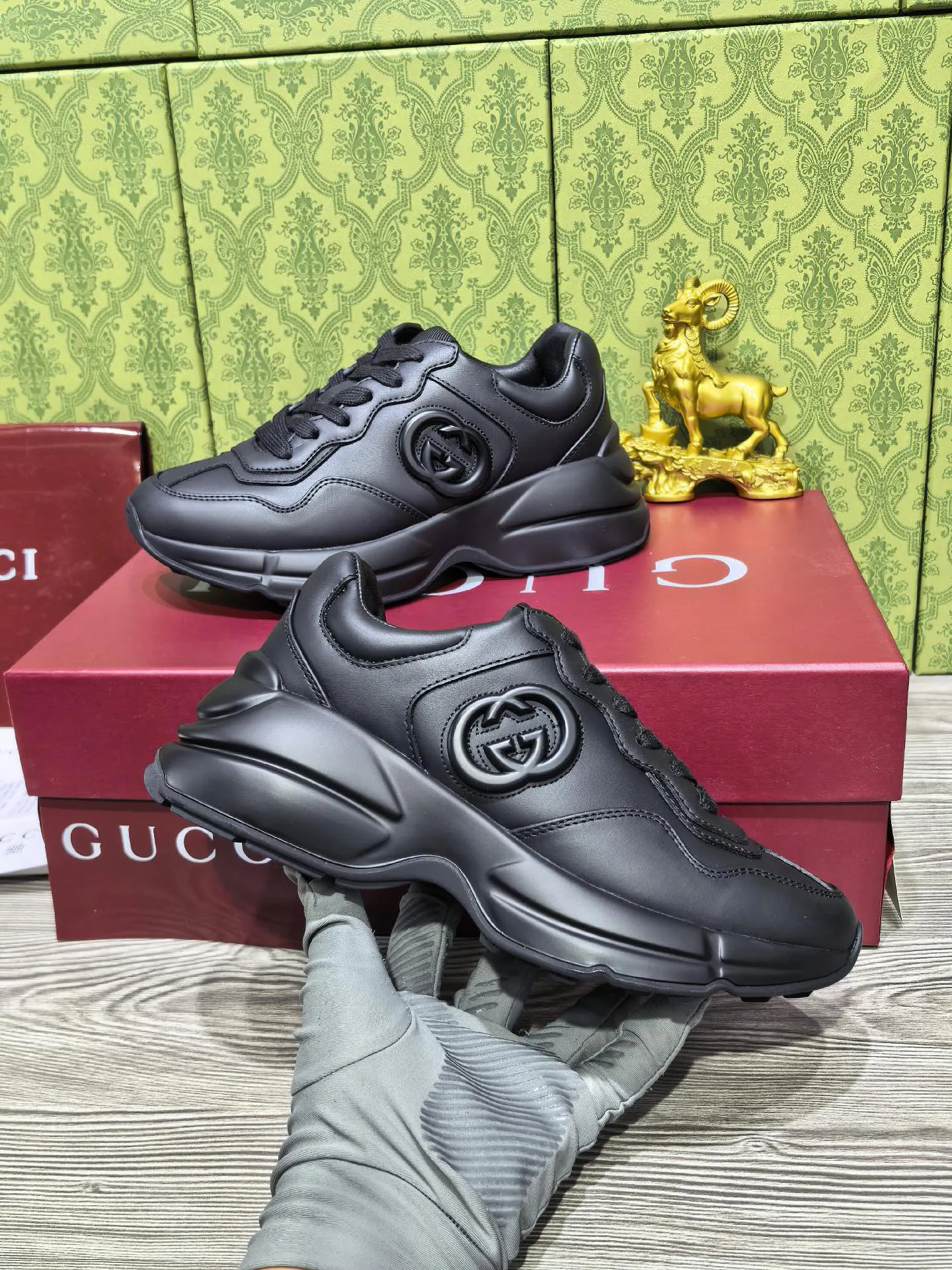 Кроссовки Женские Gucci 18039944