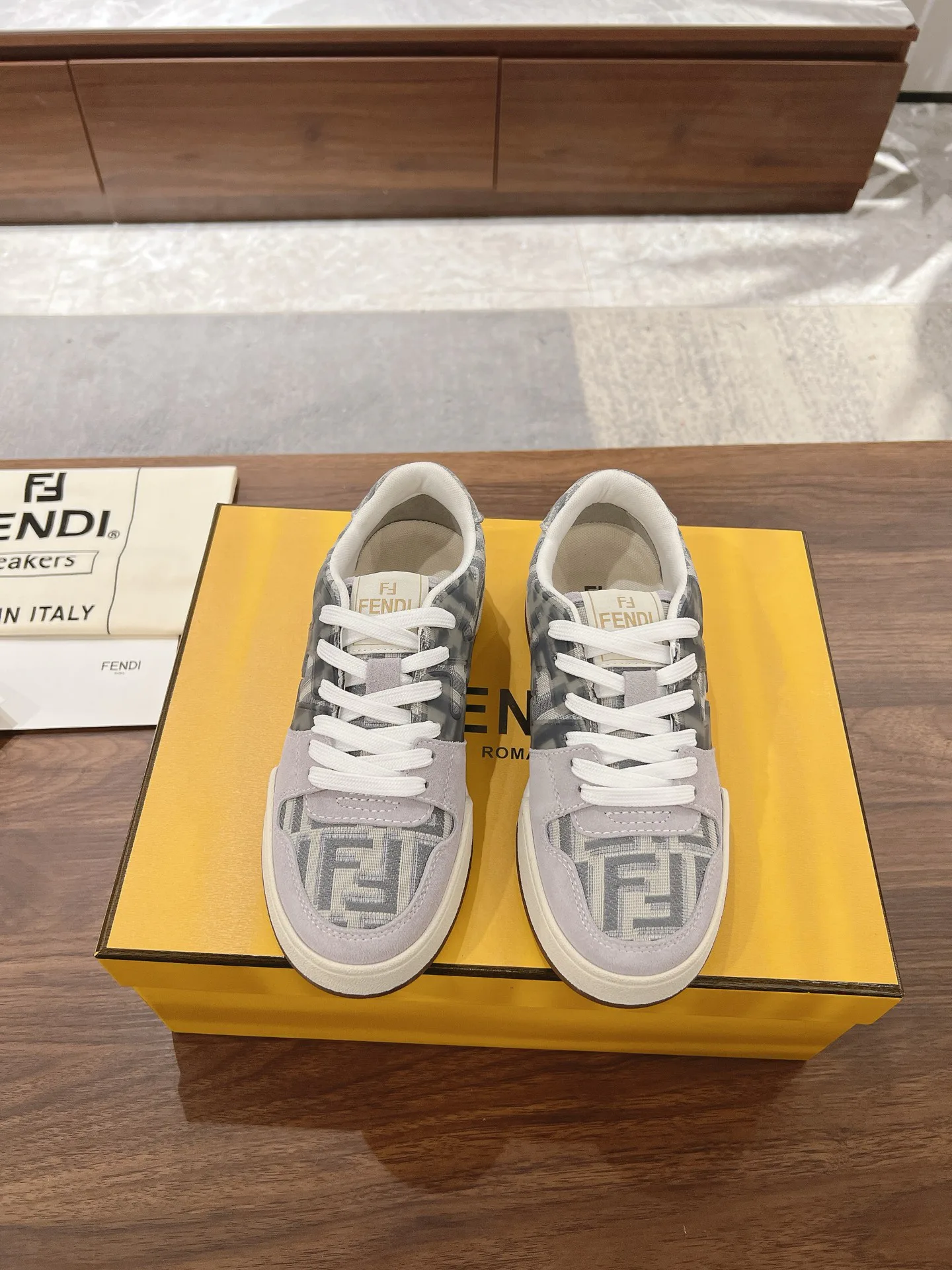 Кроссовки Женские Fendi 18219606