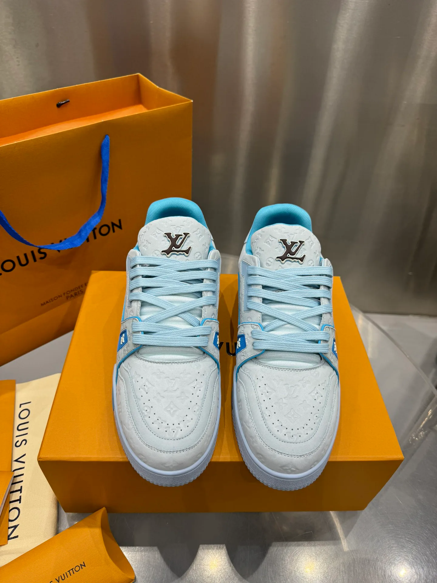 Кроссовки Женские Louis Vuitton 19073373