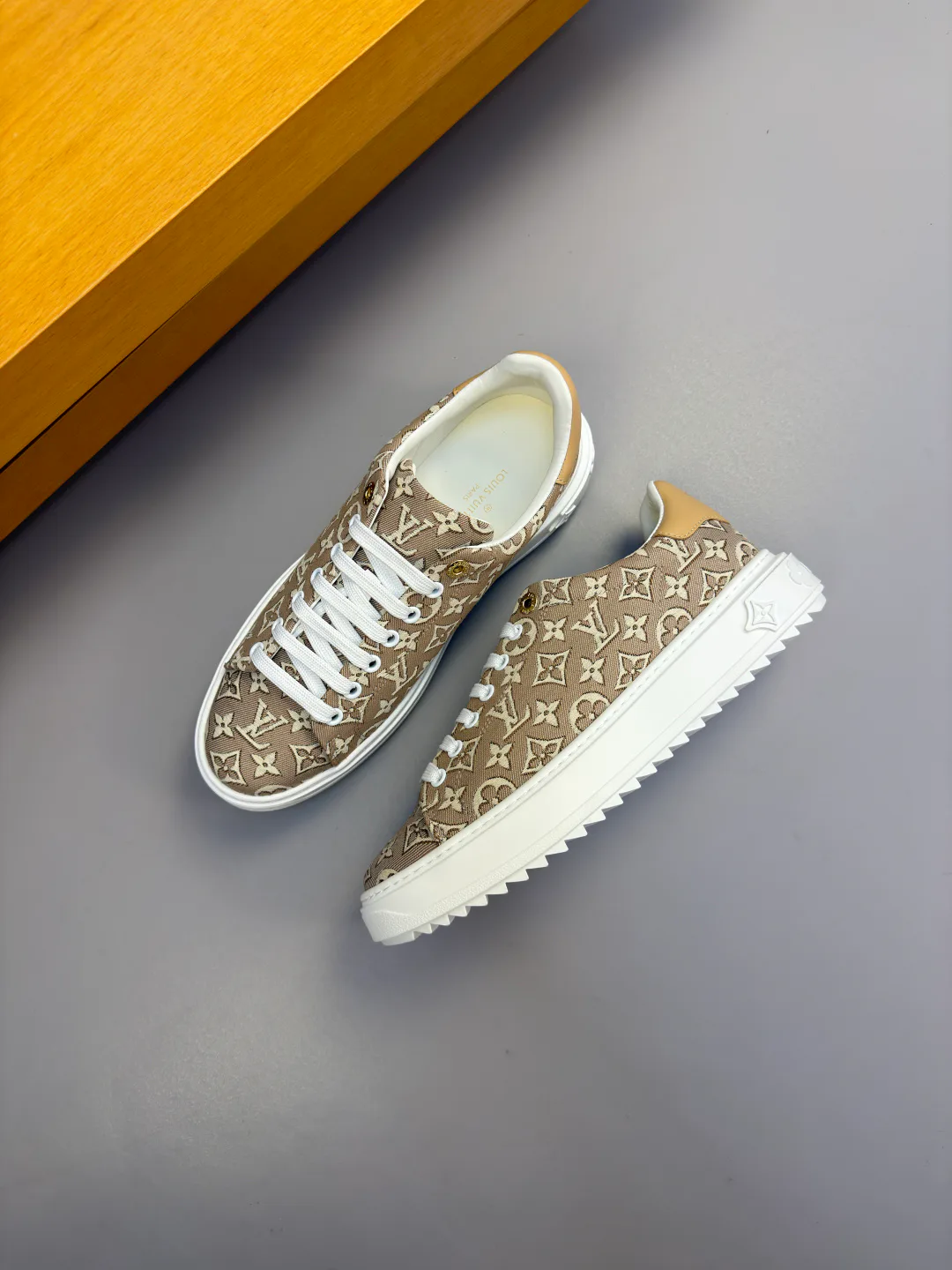 Кроссовки Женские Louis Vuitton 17368526