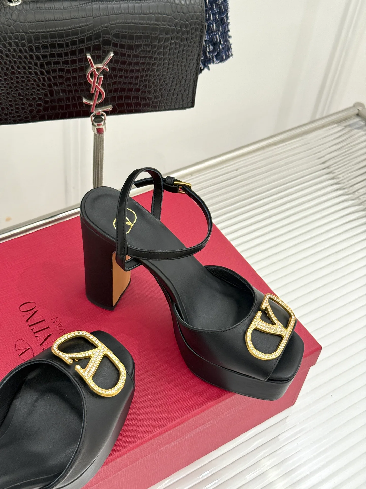 Босоножки Женские Valentino 19577243