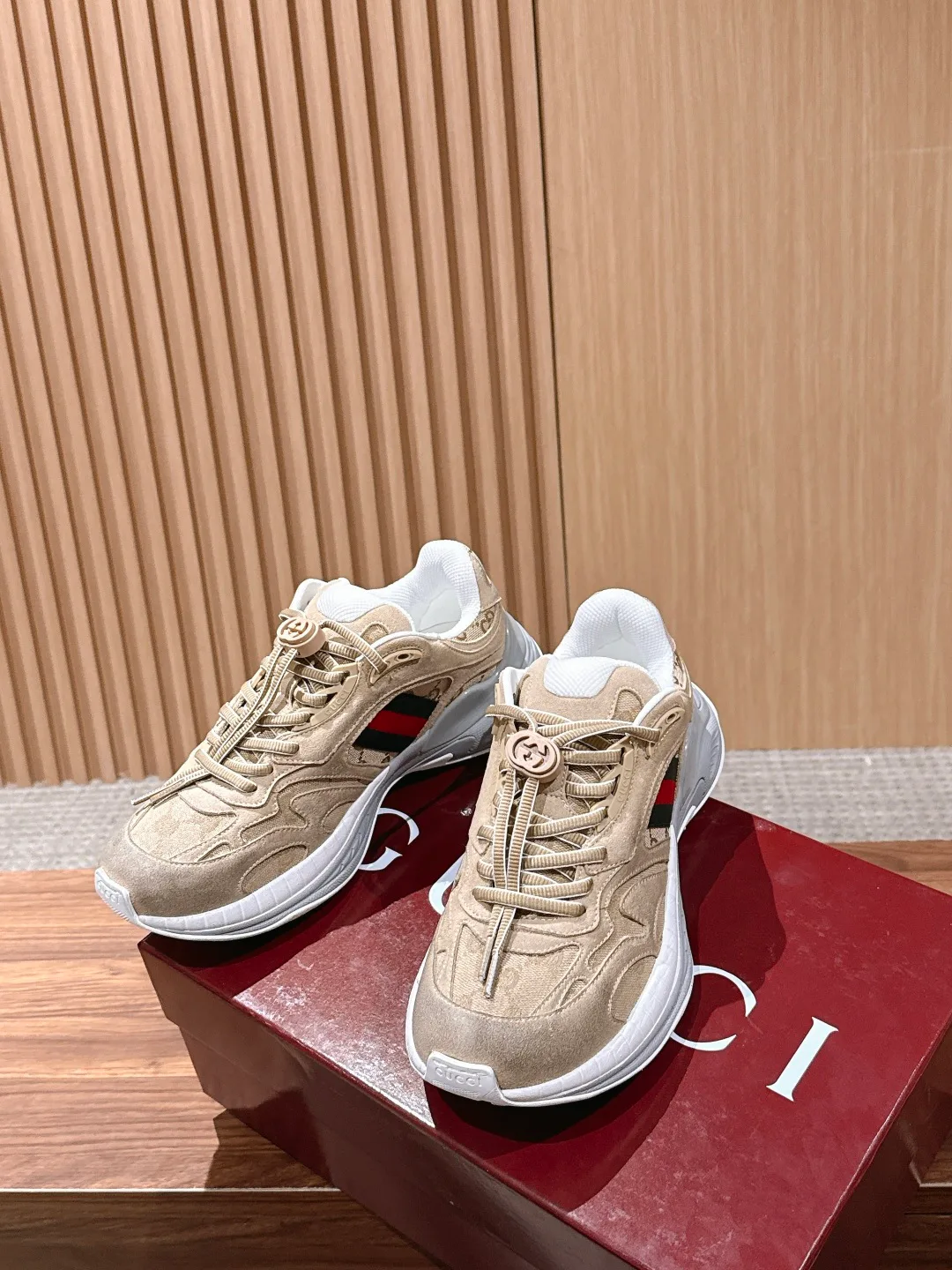 Кроссовки Женские Gucci 18889233