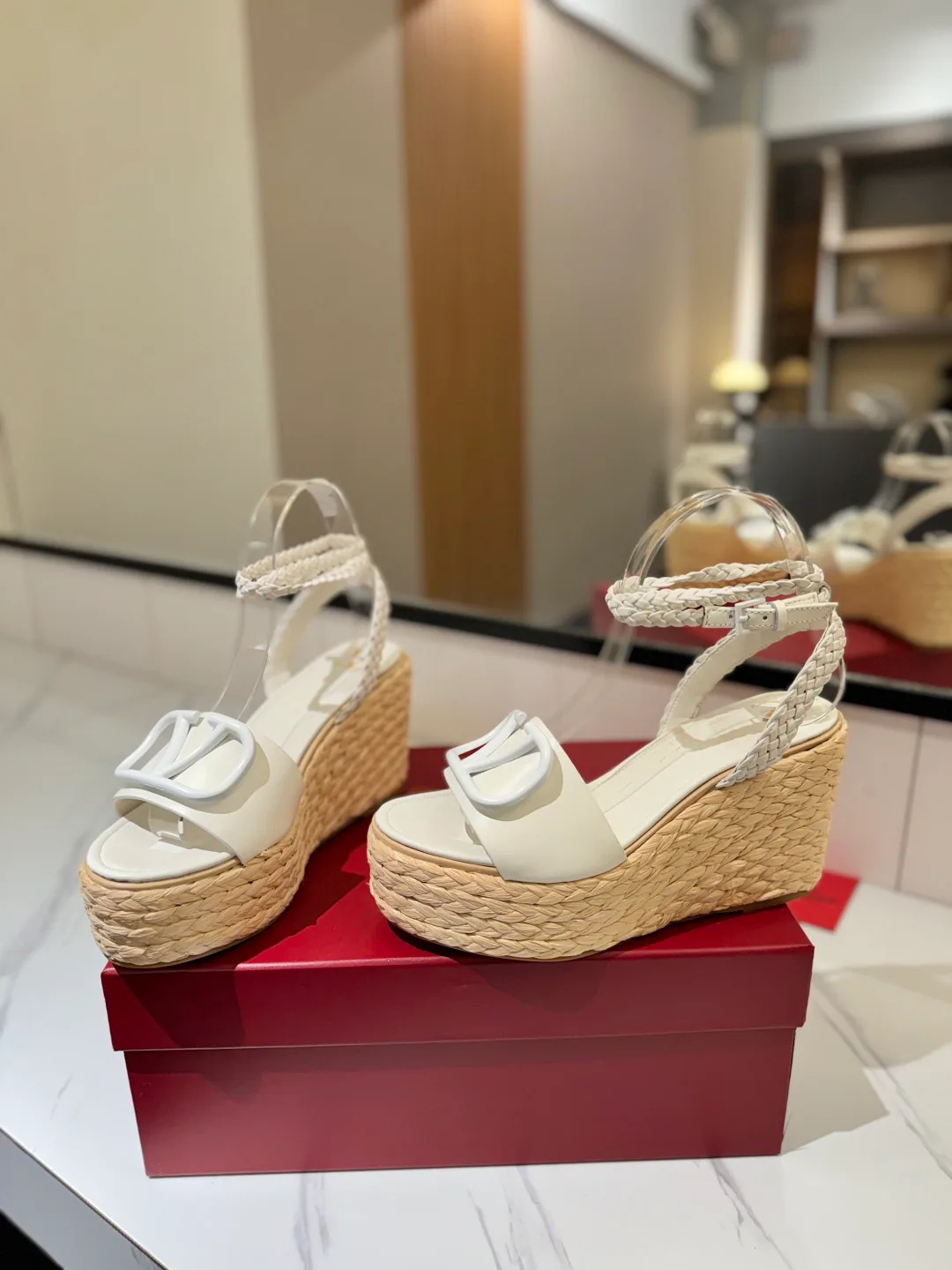 Босоножки Женские Valentino 17946624