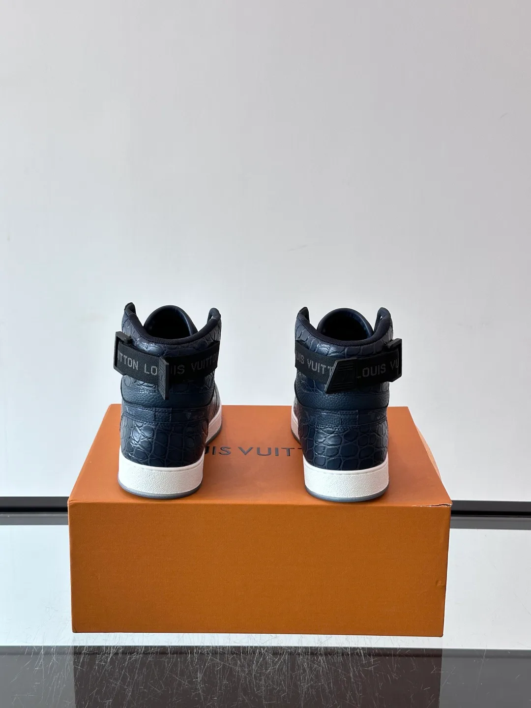 Кроссовки Мужские Louis Vuitton 18400603
