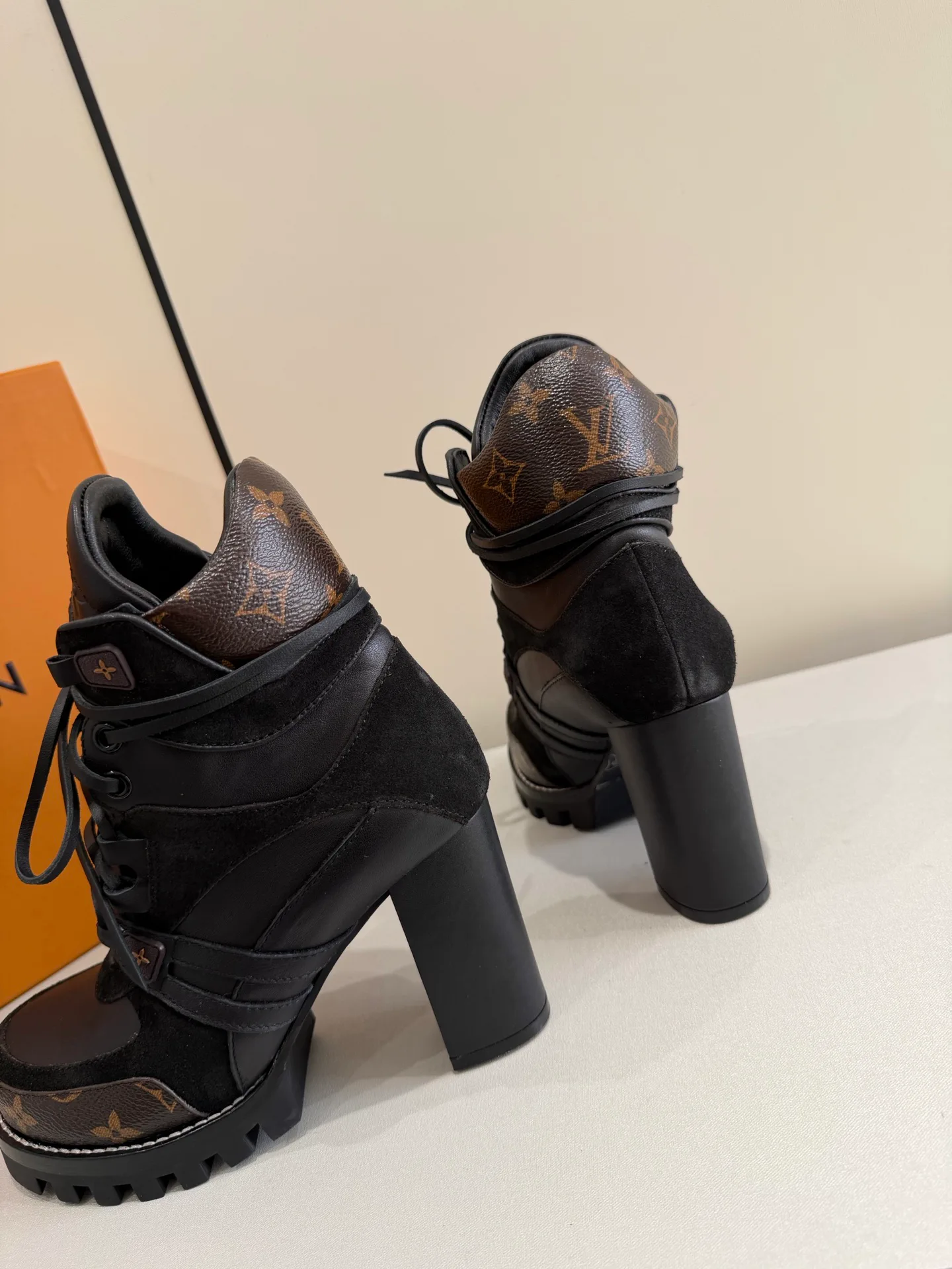 Ботинки Женские Louis Vuitton 19563676
