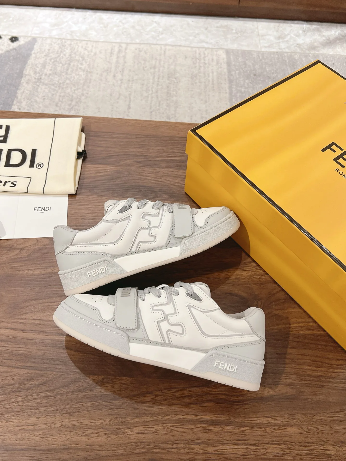 Кроссовки Женские Fendi 18219541
