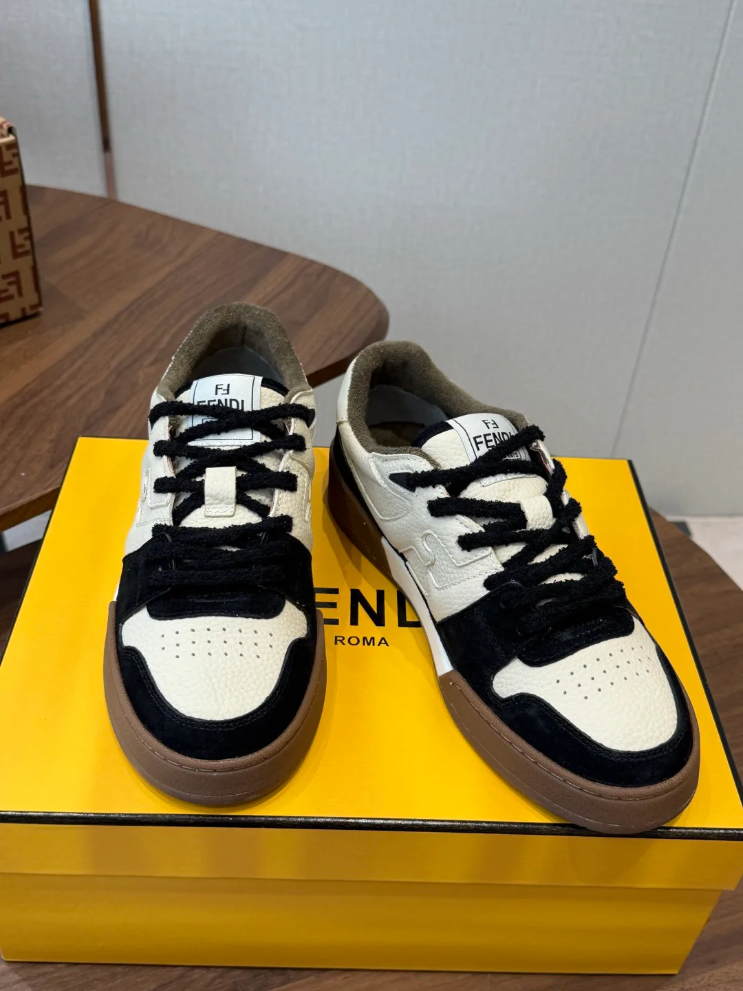 Кроссовки Женские Fendi 17908426
